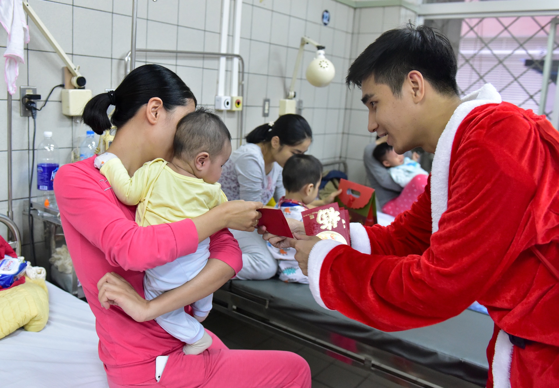 Ông già Noel cưỡi môtô tiền tỷ  ảnh 8 Ong gia Noel cuoi moto tien ty anh 8