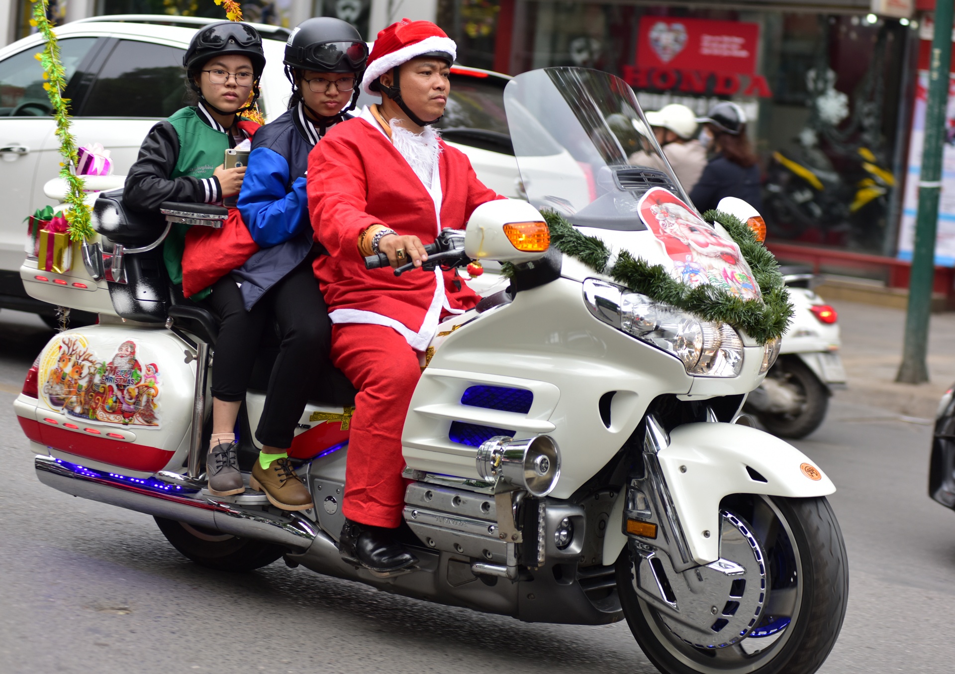 'Ong gia Noel' cuoi moto tien ty di tang qua cho benh nhi hinh anh