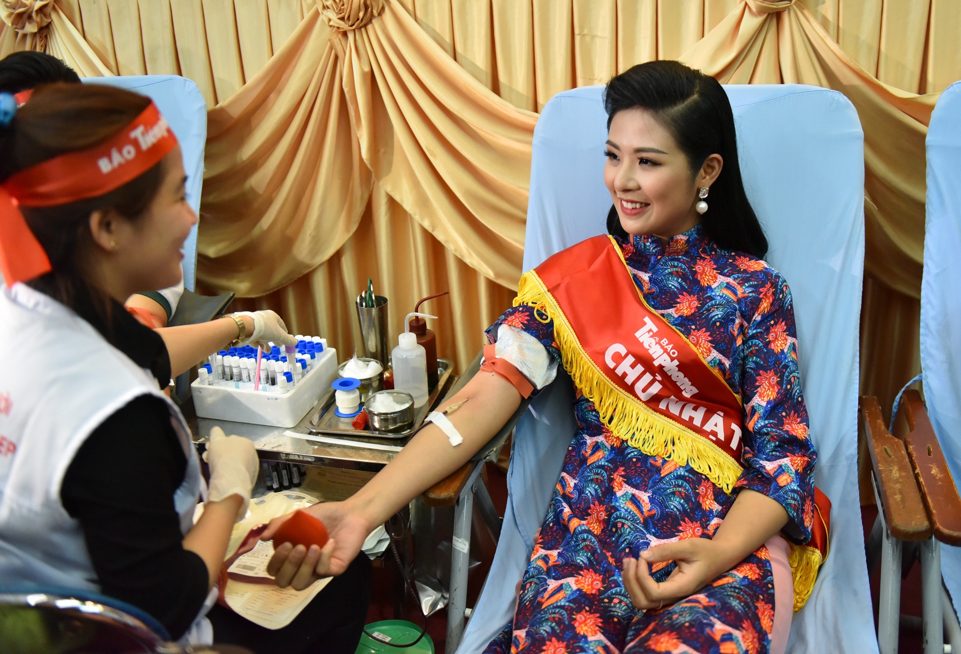 Ngọc Hân Thanh Tú hiến máu ảnh 3 Ngoc Han Thanh Tu hien mau anh 3
