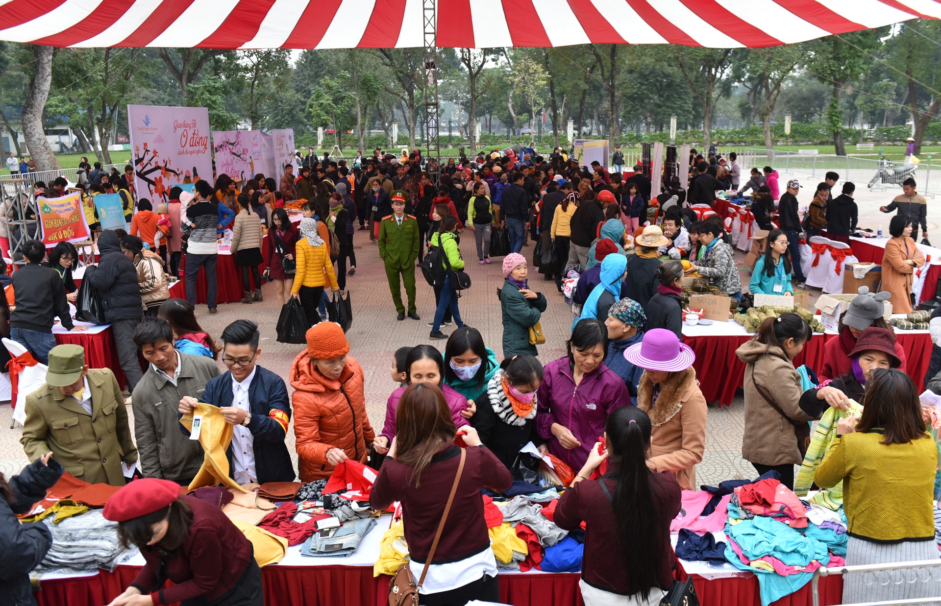 Phien cho 0 dong anh 1