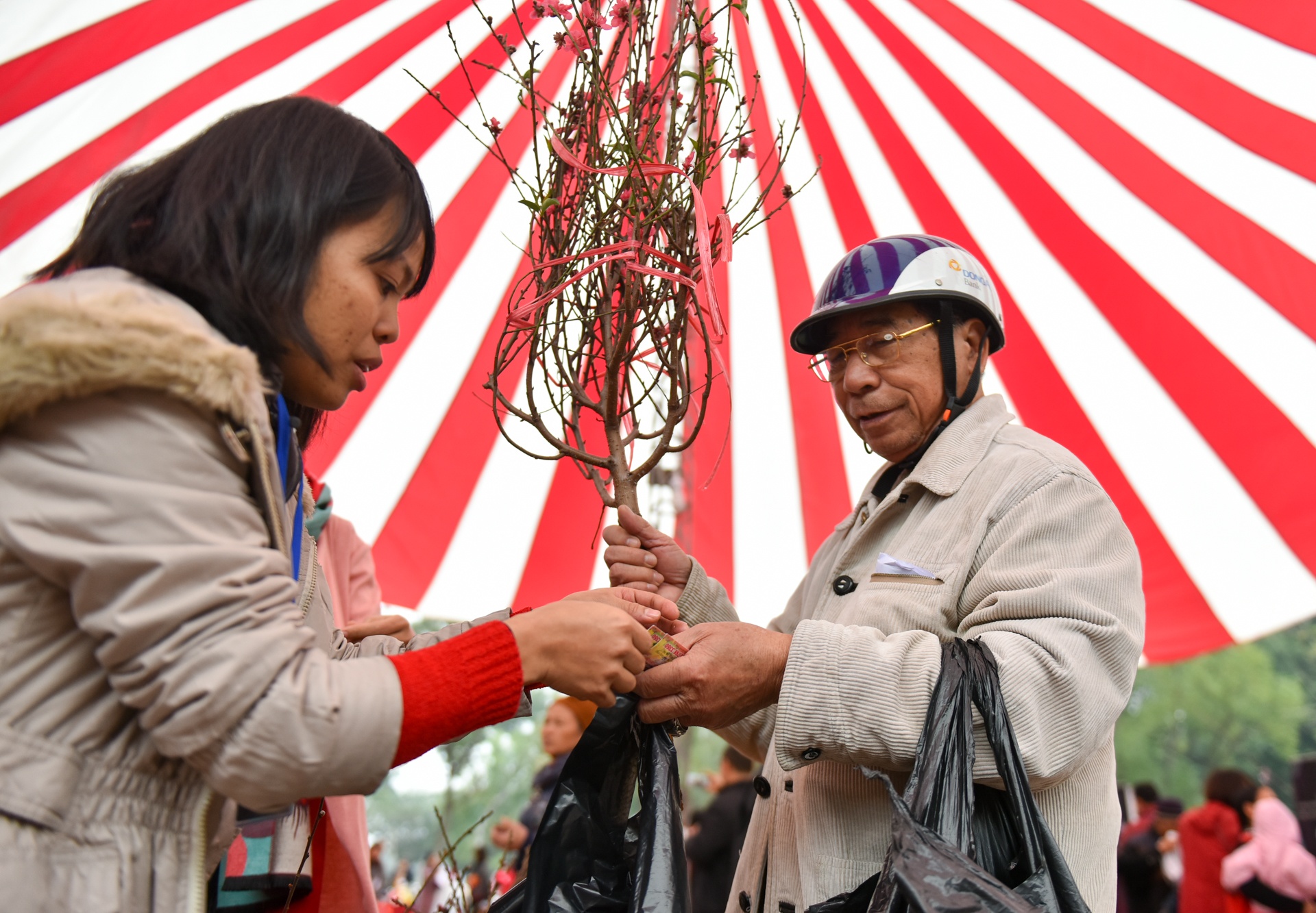 Phien cho 0 dong anh 2