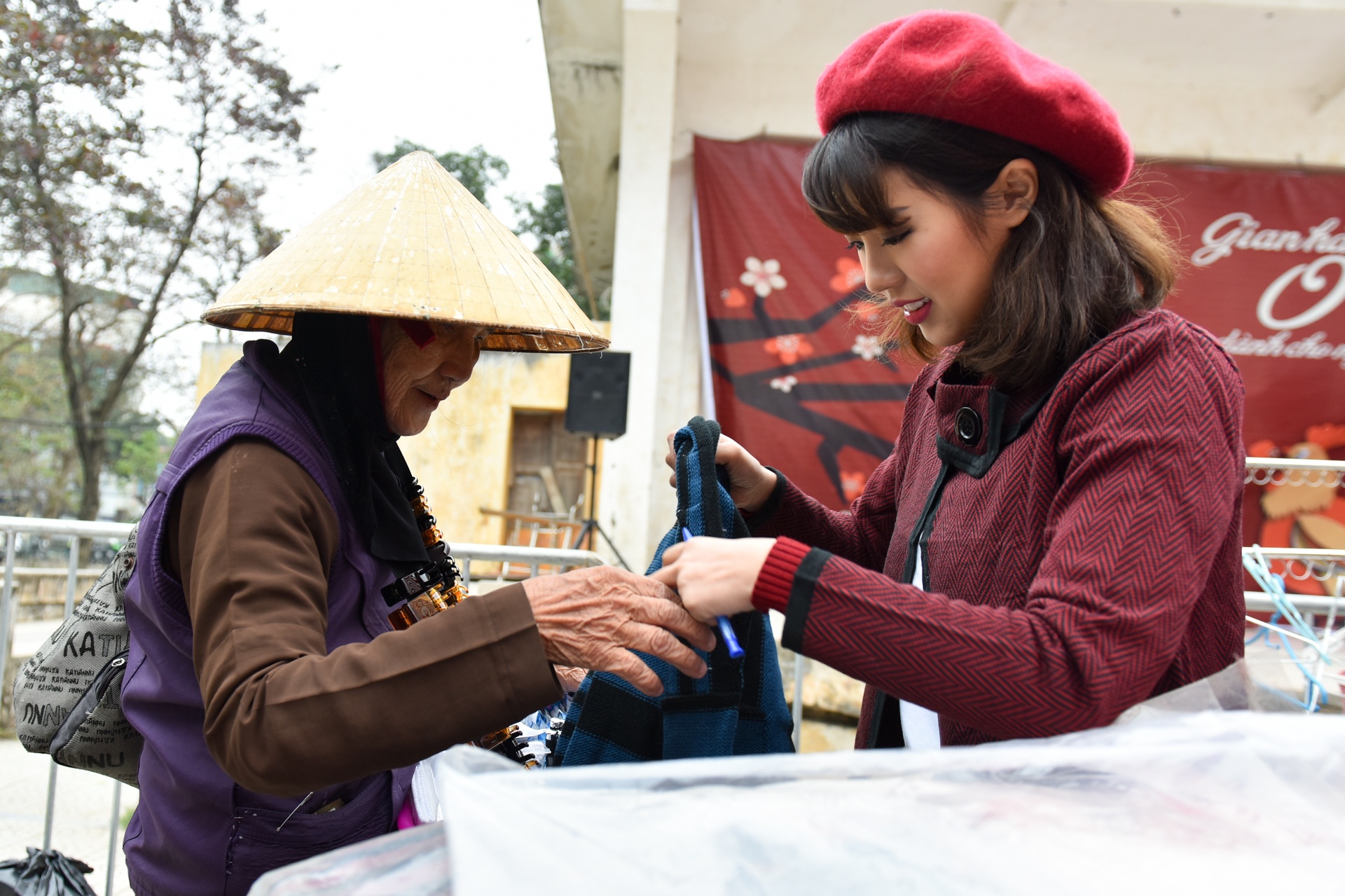 Phien cho 0 dong anh 9