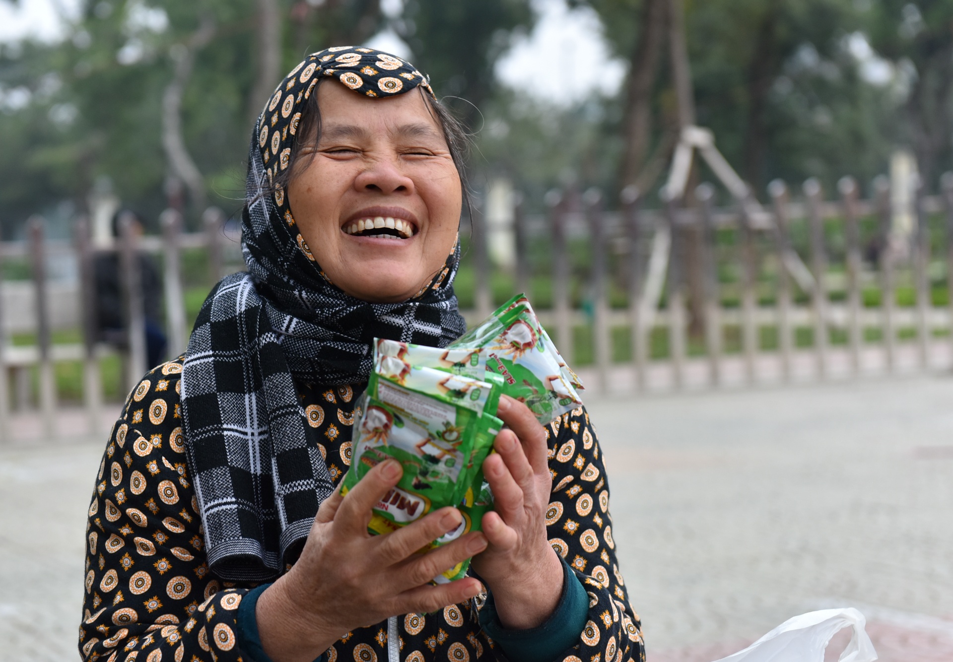 Nguoi ngheo vui ve sam Tet o phien cho 0 dong hinh anh