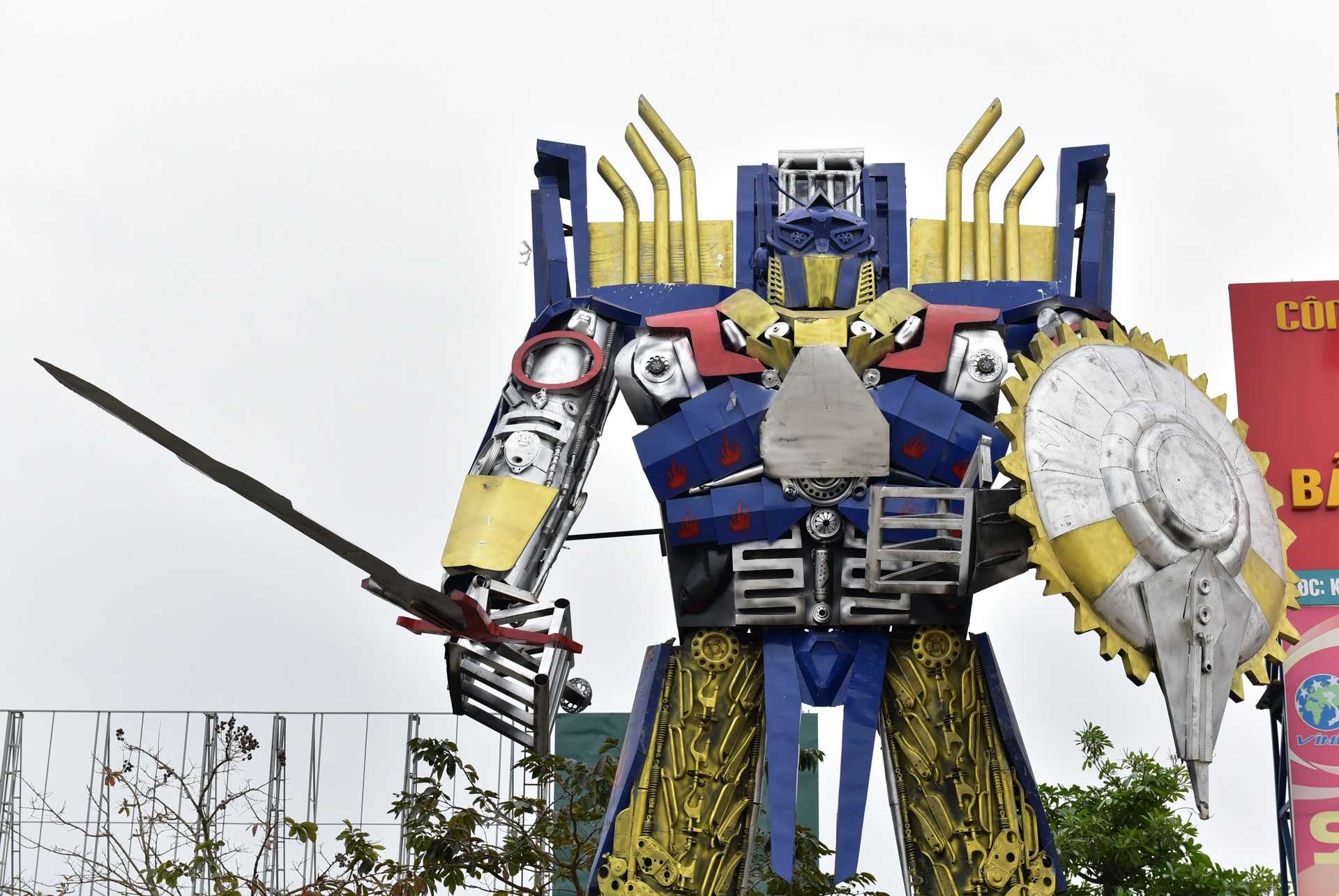 Mo hinh robot khong lo 300 trieu dung canh cong cong ty hinh anh