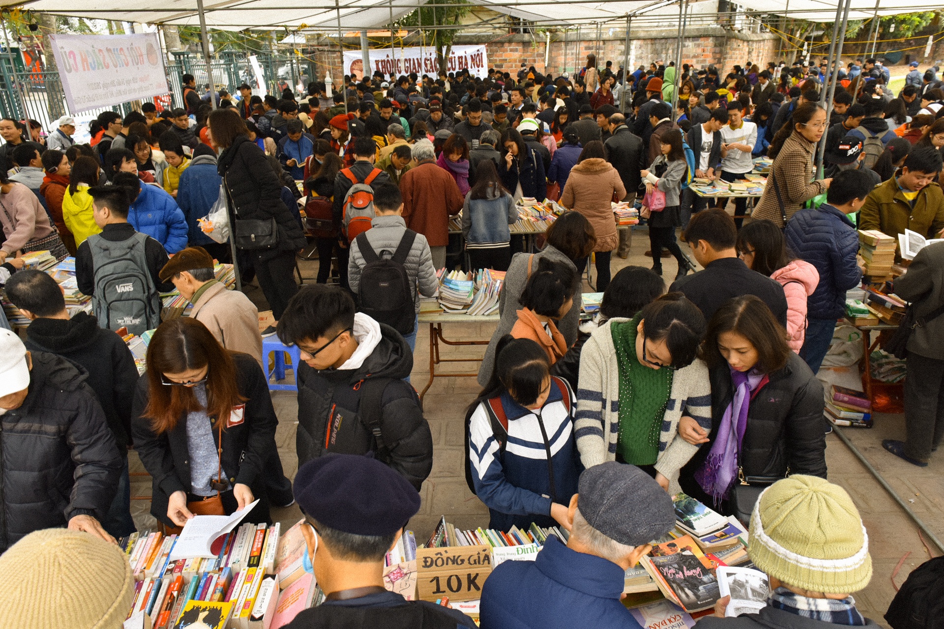Hoi cho sach cu Ha Noi anh 1