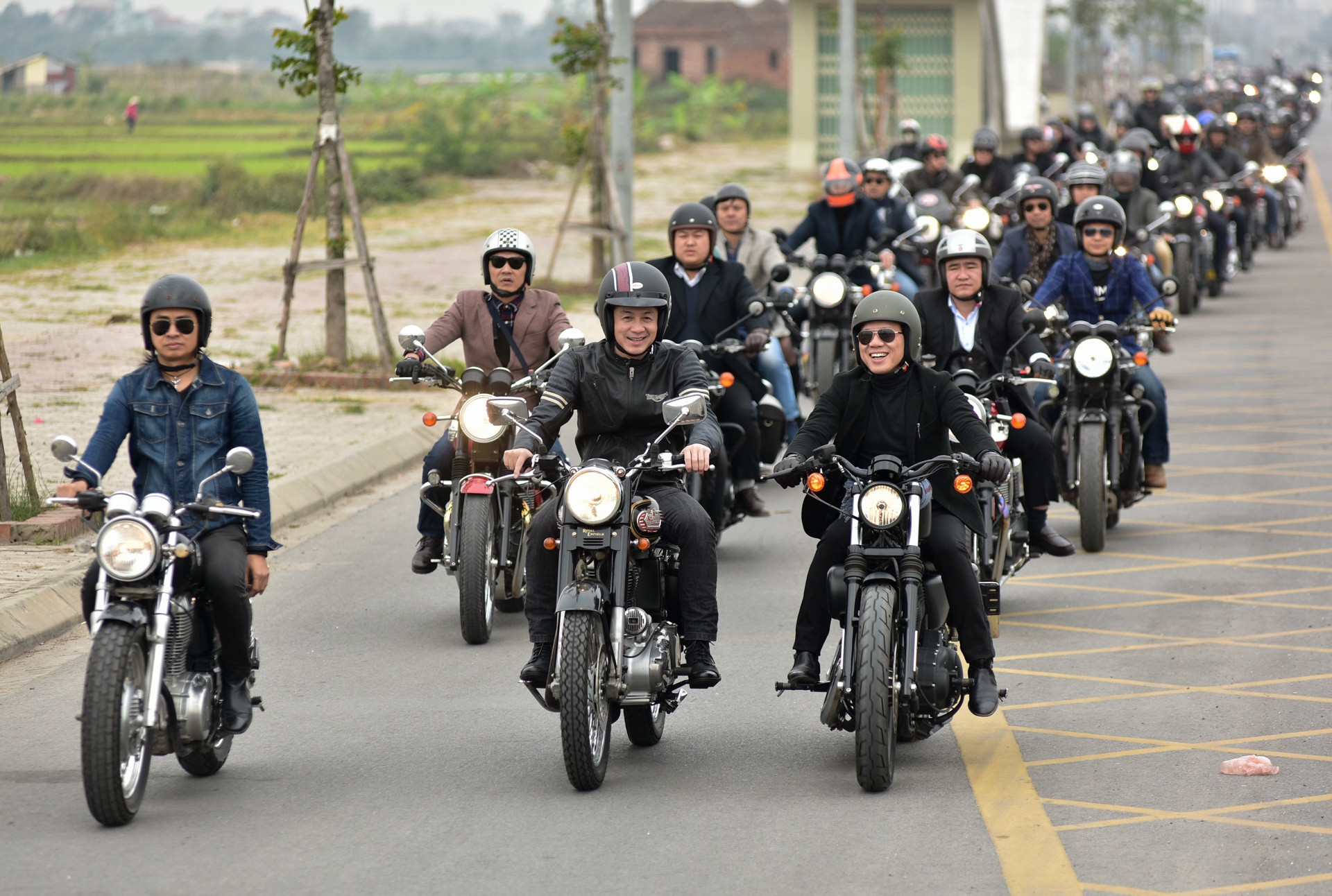 Doan moto dieu hanh tren cac neo duong o Ha Noi de tuong nho ca si Tran Lap hinh anh