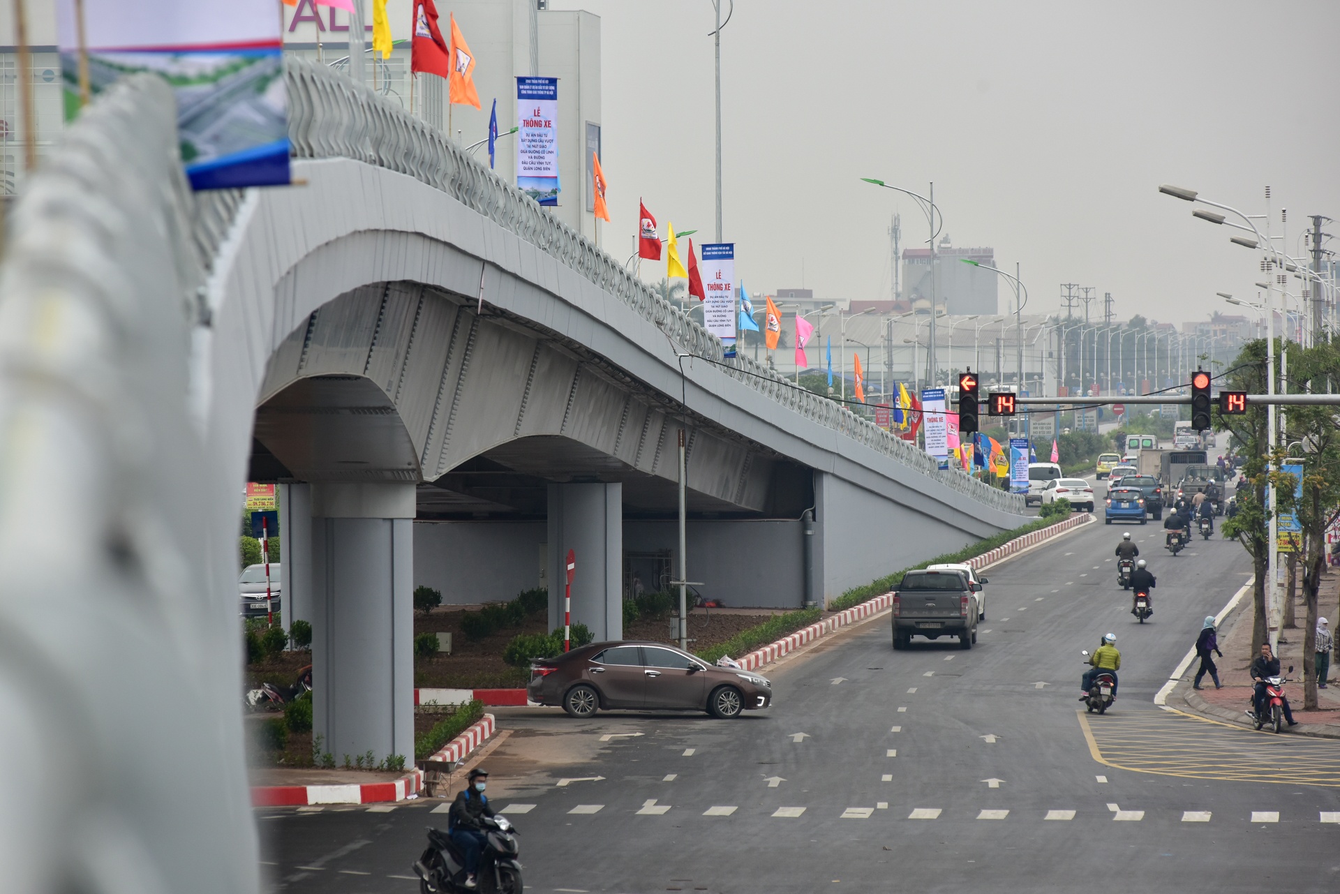 Thong xe cau vuot 160 ty o nut giao Co Linh hinh anh