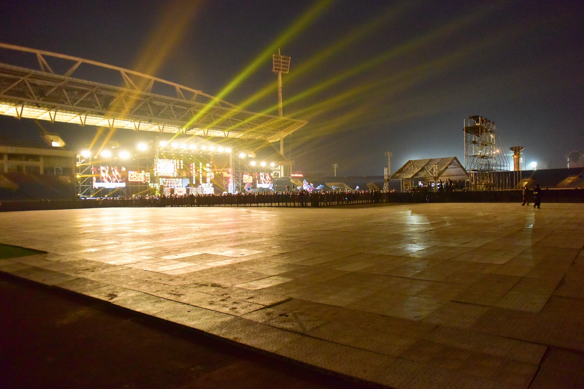 đêm nhạc Hàn tại Mỹ Đình mở cửa tự do ảnh 4 dem nhac Han tai My Dinh mo cua tu do anh 4