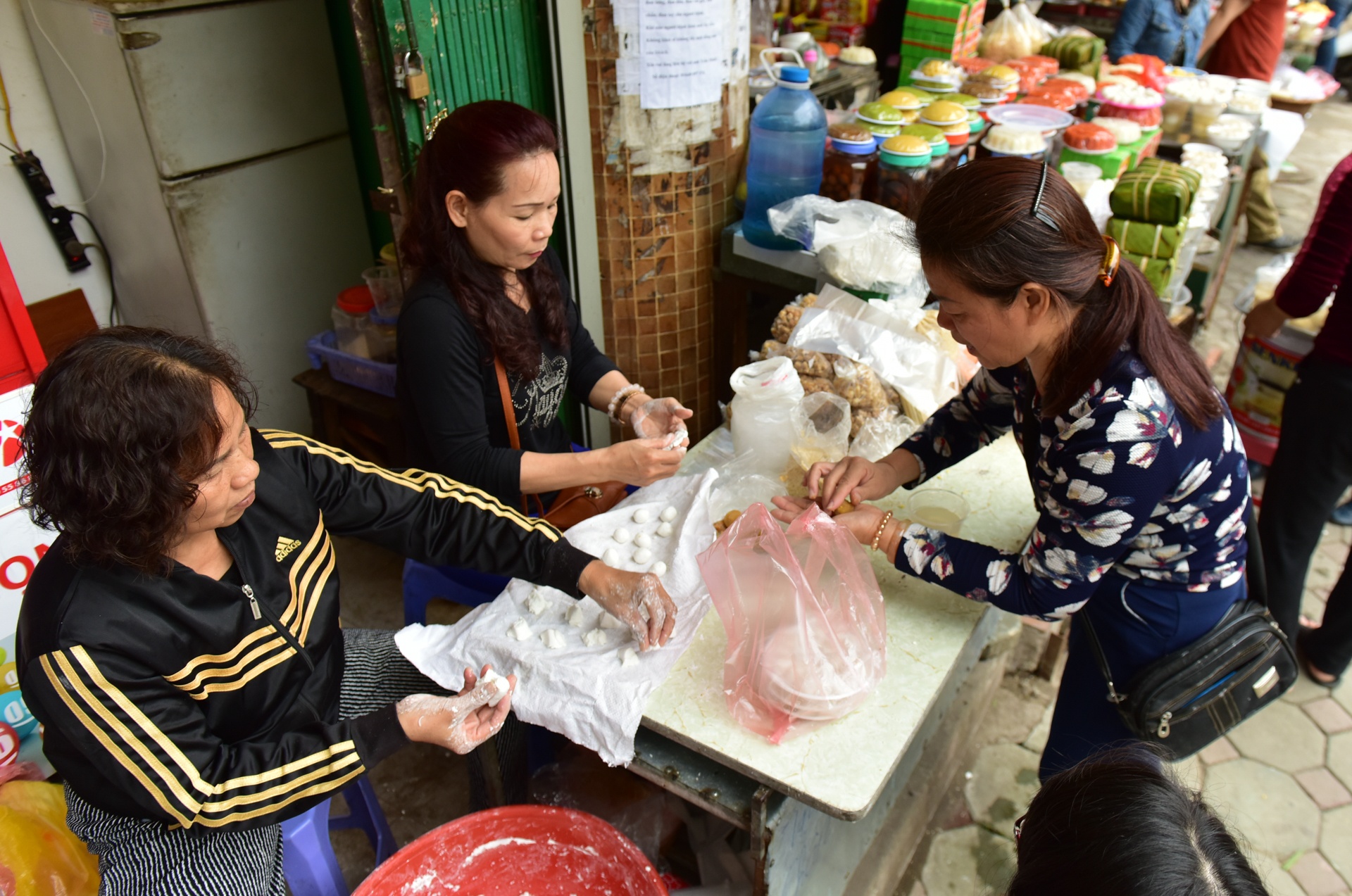 xep hang mua banh troi anh 8