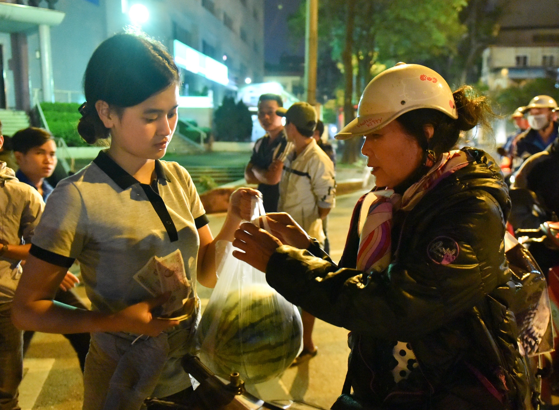 Nguoi dan Ha Noi mua dua trong dem hinh anh