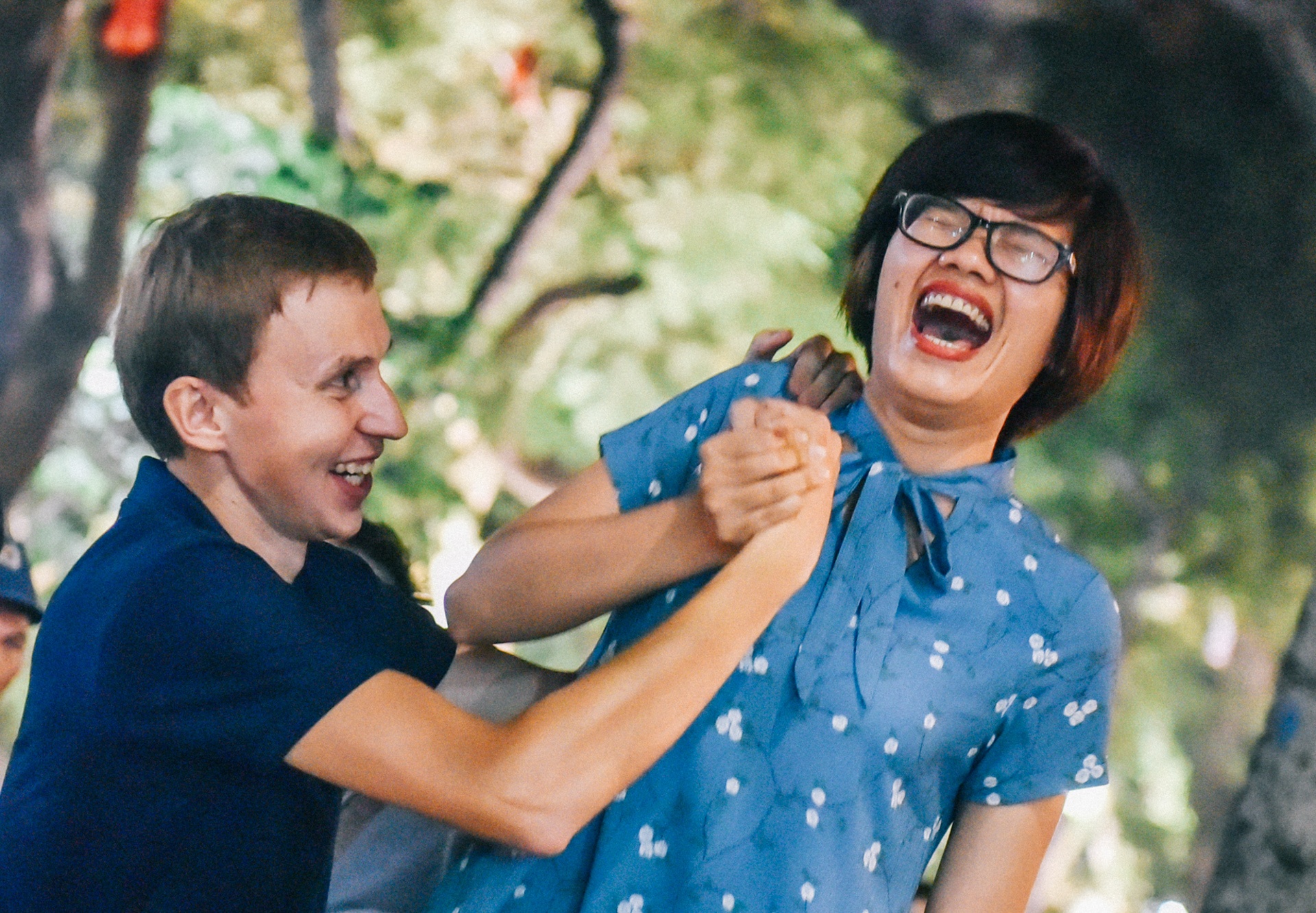 Ban tre nuoc ngoai kiem tien o pho di bo hinh anh