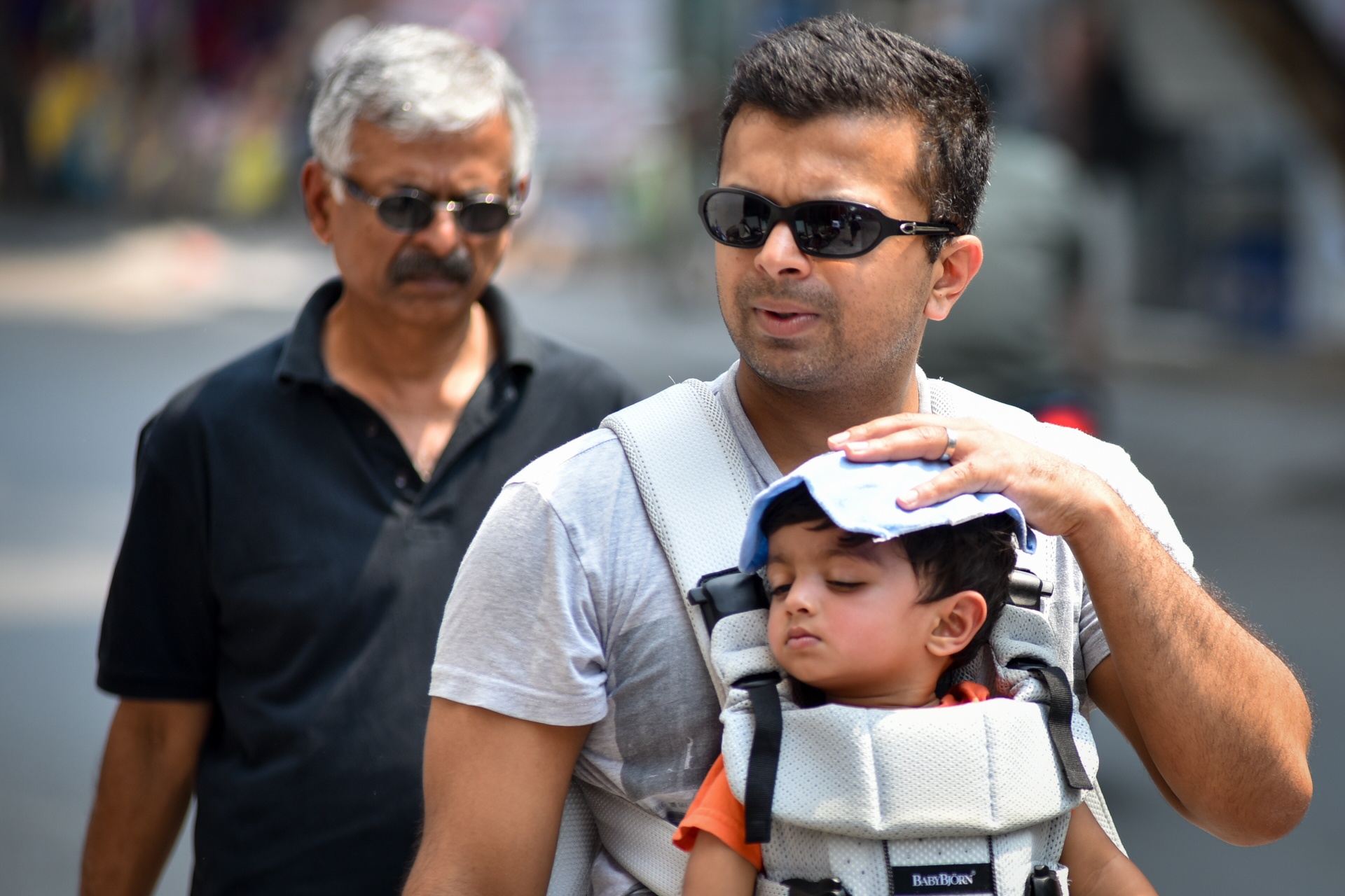 Nguoi dan, du khach kho chiu voi nang nong dau mua hinh anh