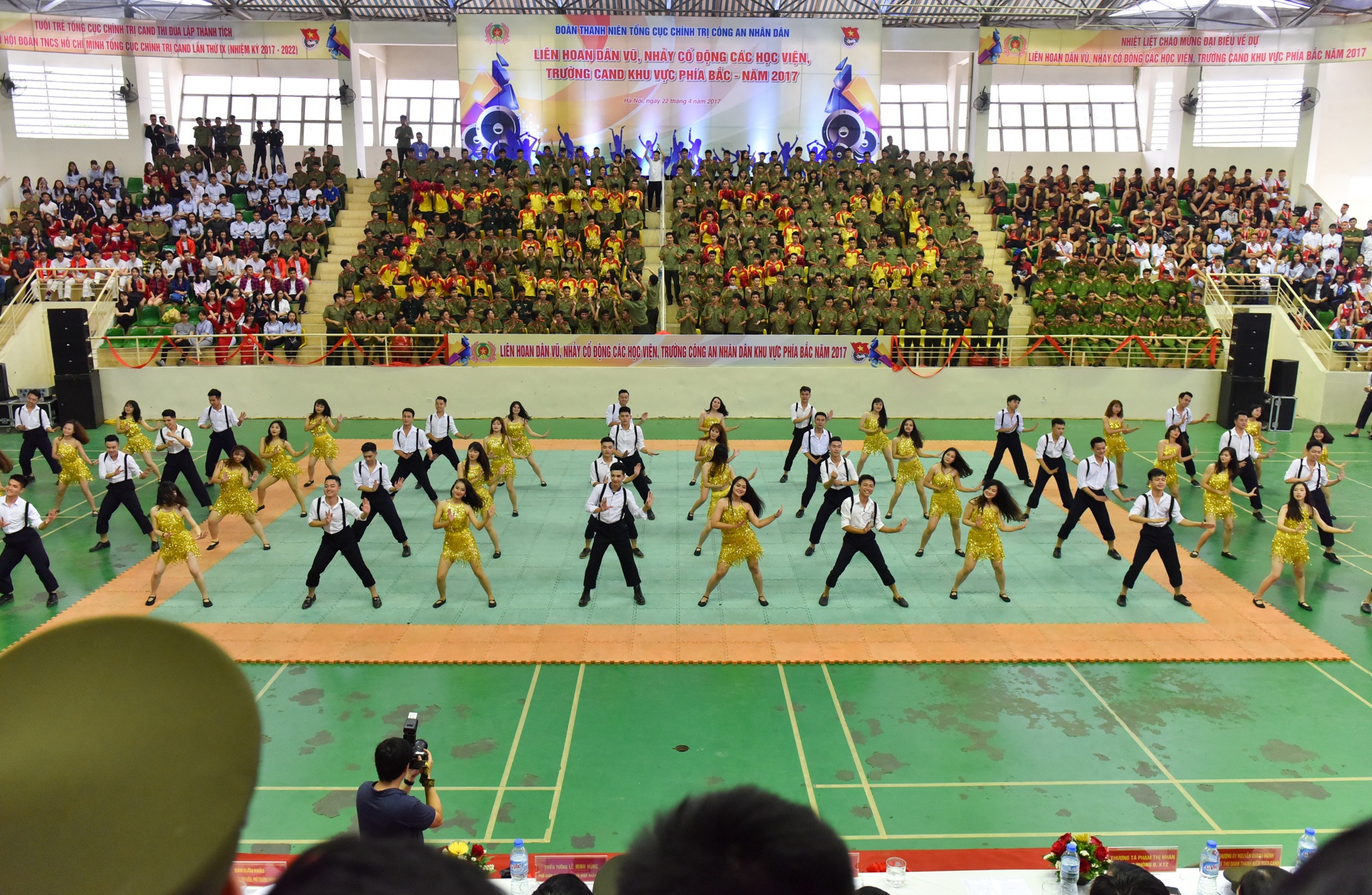 Nữ công an tương lai nhảy dân vũ  ảnh 1 Nu cong an tuong lai nhay dan vu anh 1