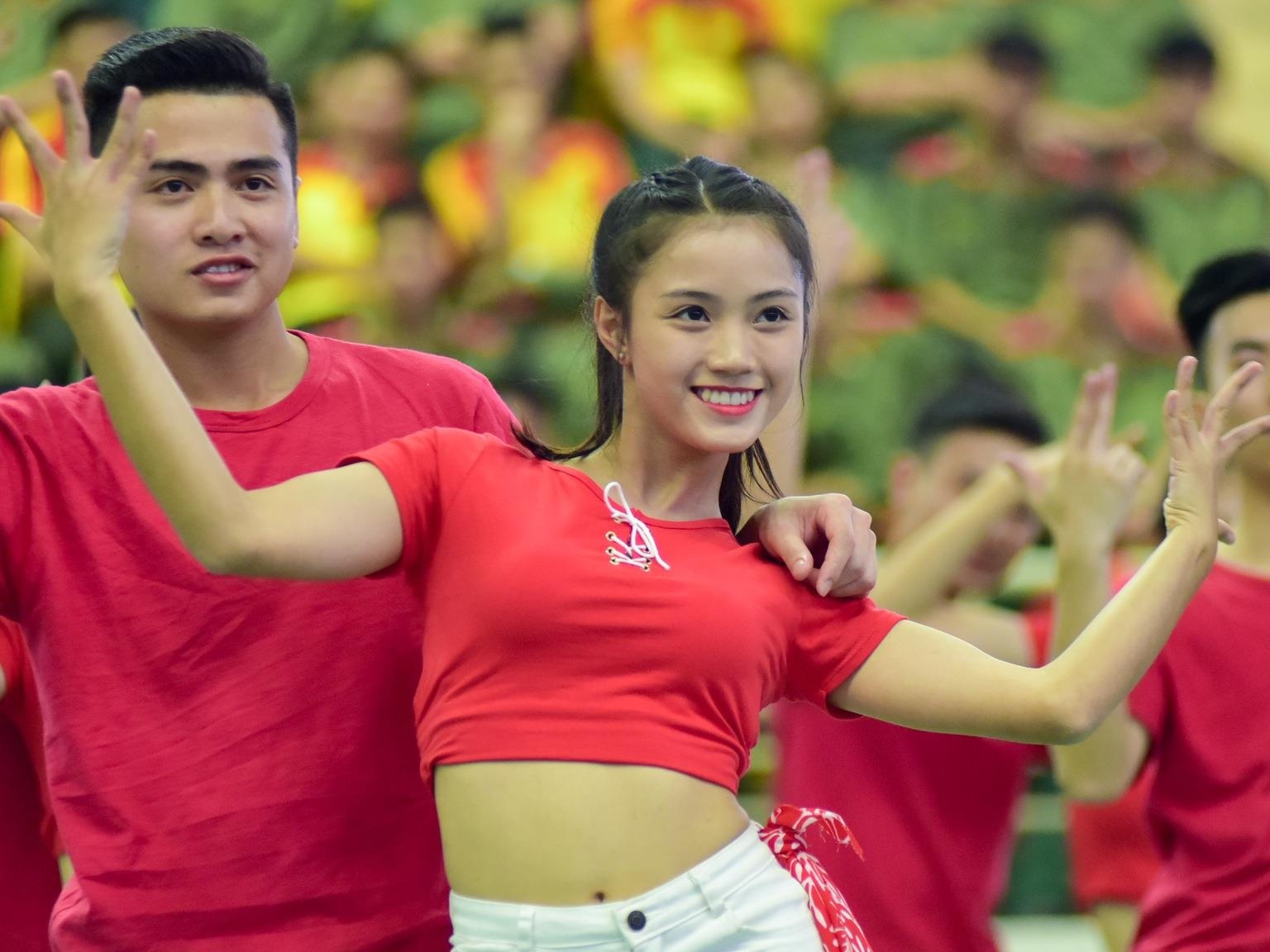 Nu cong an tuong lai bieu dien cac dieu nhay boc lua hinh anh