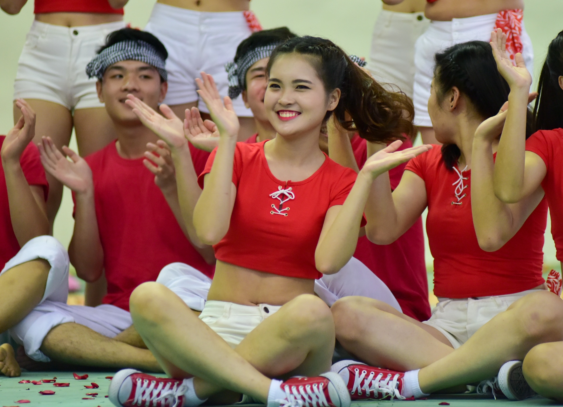 Vu dao boc lua cua cac nu chien si cong an tuong lai hinh anh