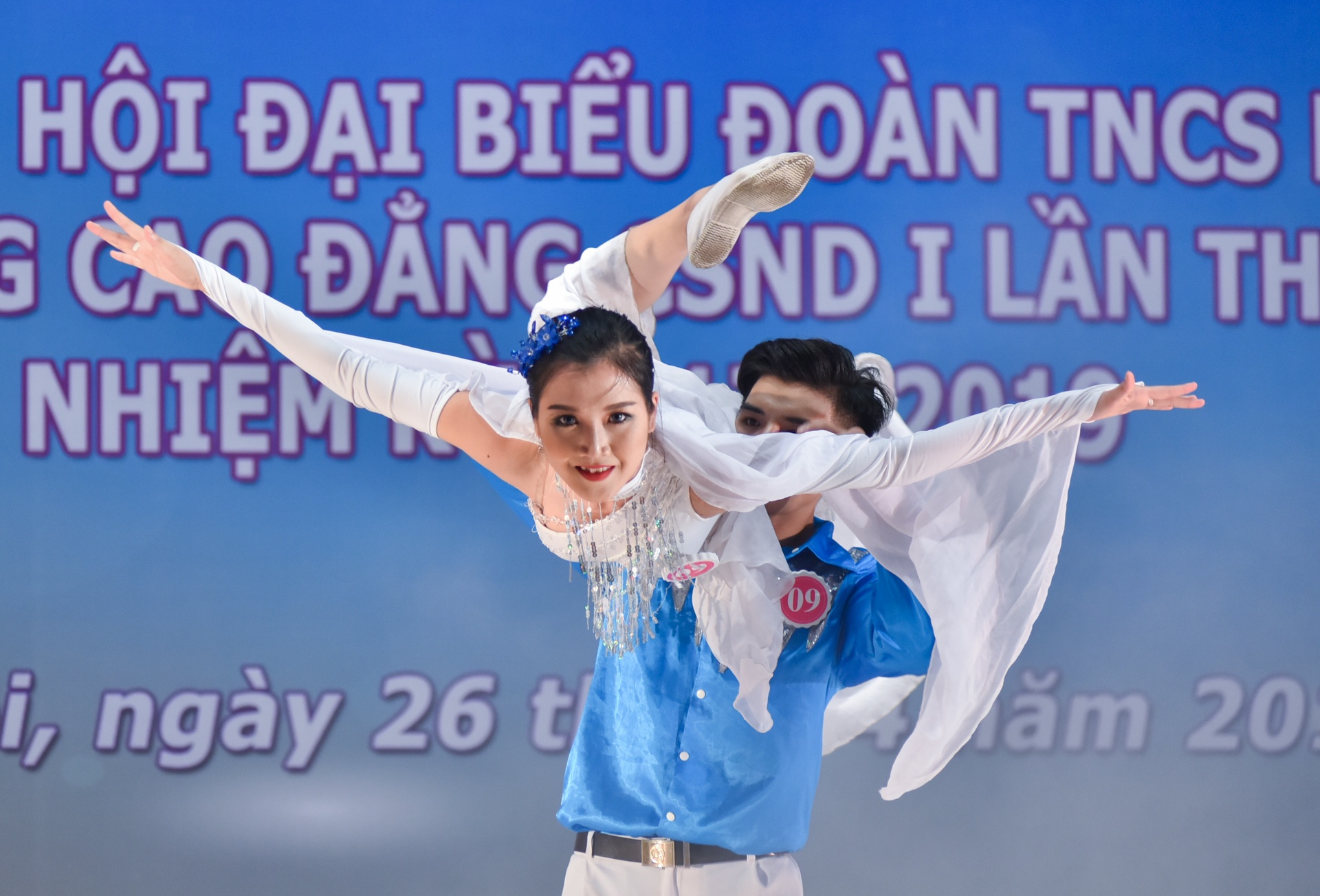 nu canh sat tuong lai dung chan dap ngoi anh 4