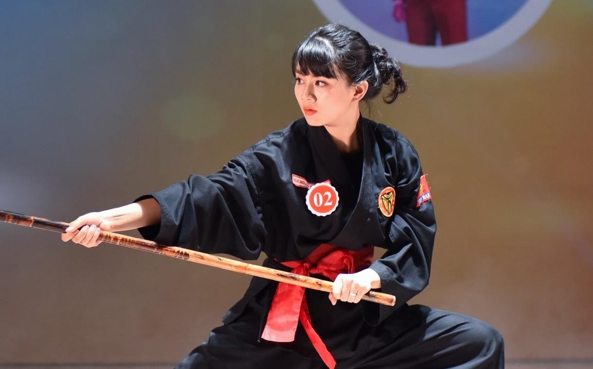 Co gai dung chan dap vo ngoi tro thanh 'nu hoang' truong canh sat hinh anh