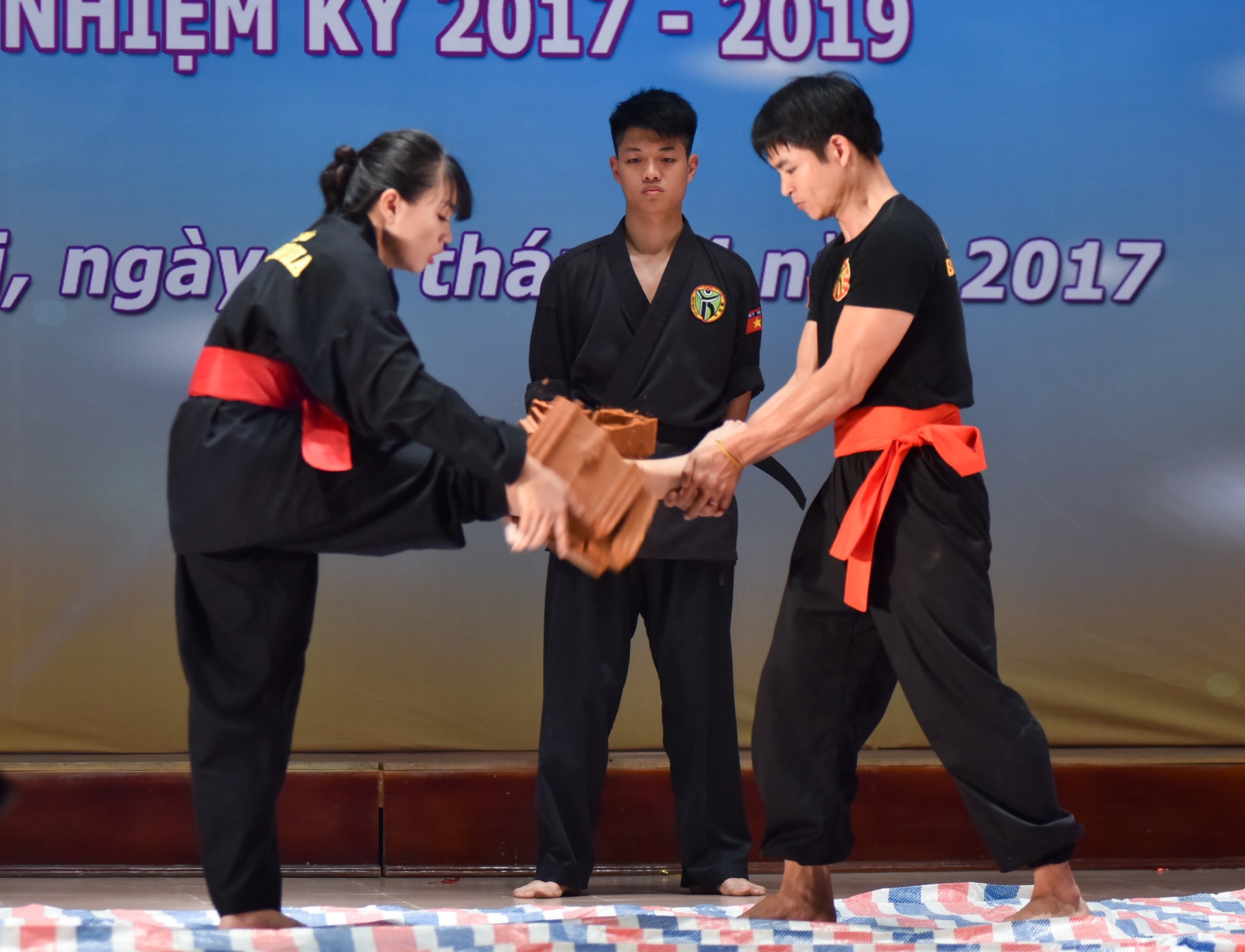 nu canh sat tuong lai dung chan dap ngoi anh 6