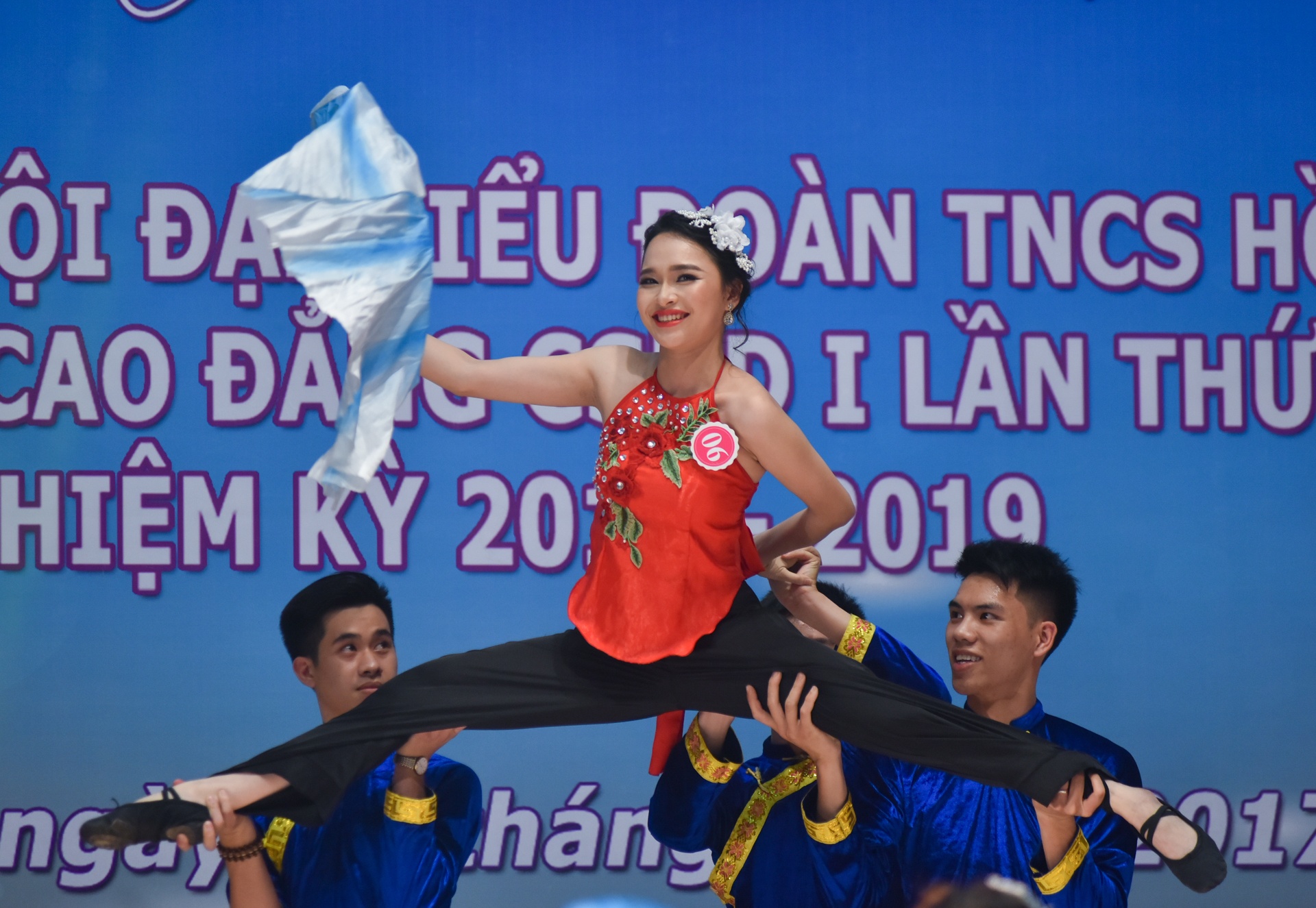 nu canh sat tuong lai dung chan dap ngoi anh 7