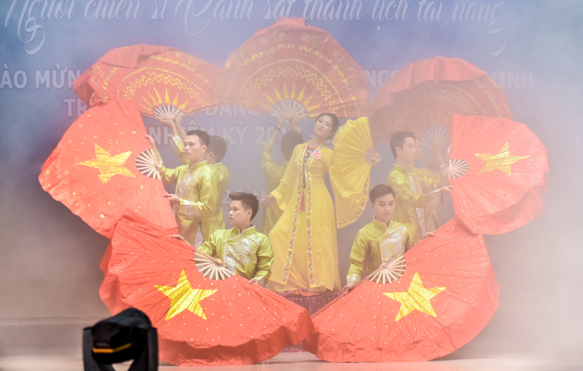 nu canh sat tuong lai dung chan dap ngoi anh 9