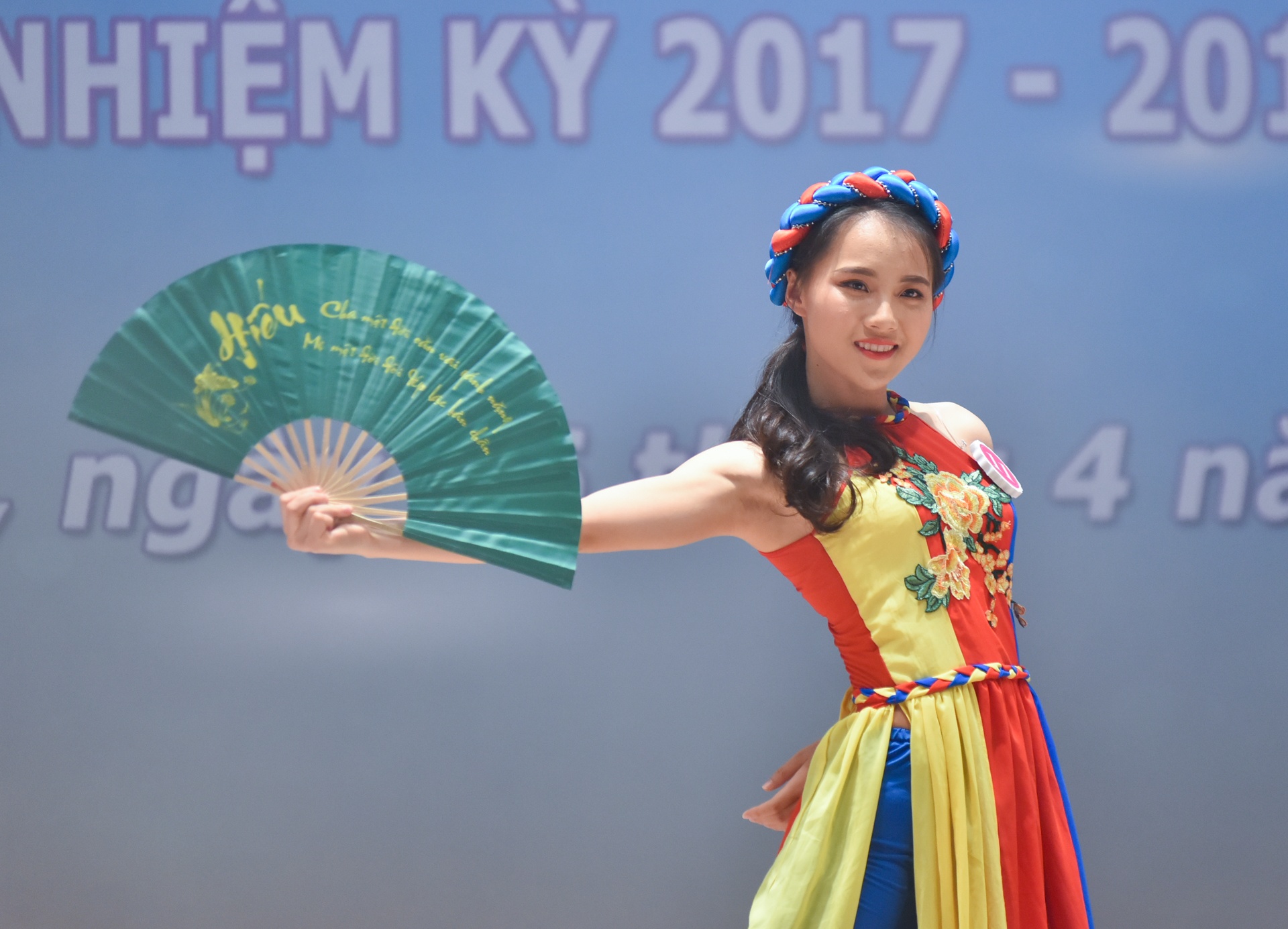 Nhung nu canh sat tuong lai trinh dien tai nang hinh anh