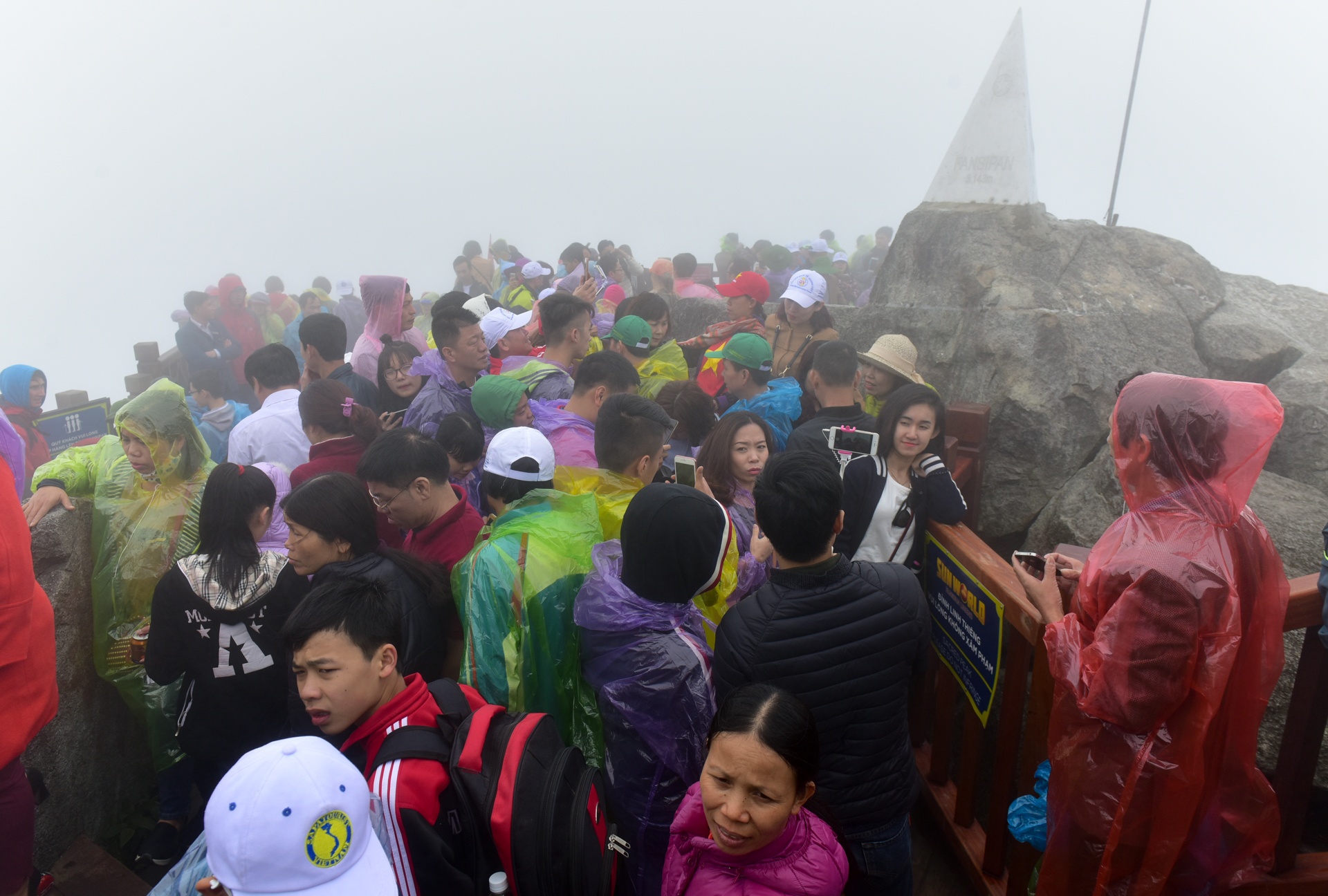 Video dinh Fanxipan dong nghet trong ngay 30/4 hinh anh