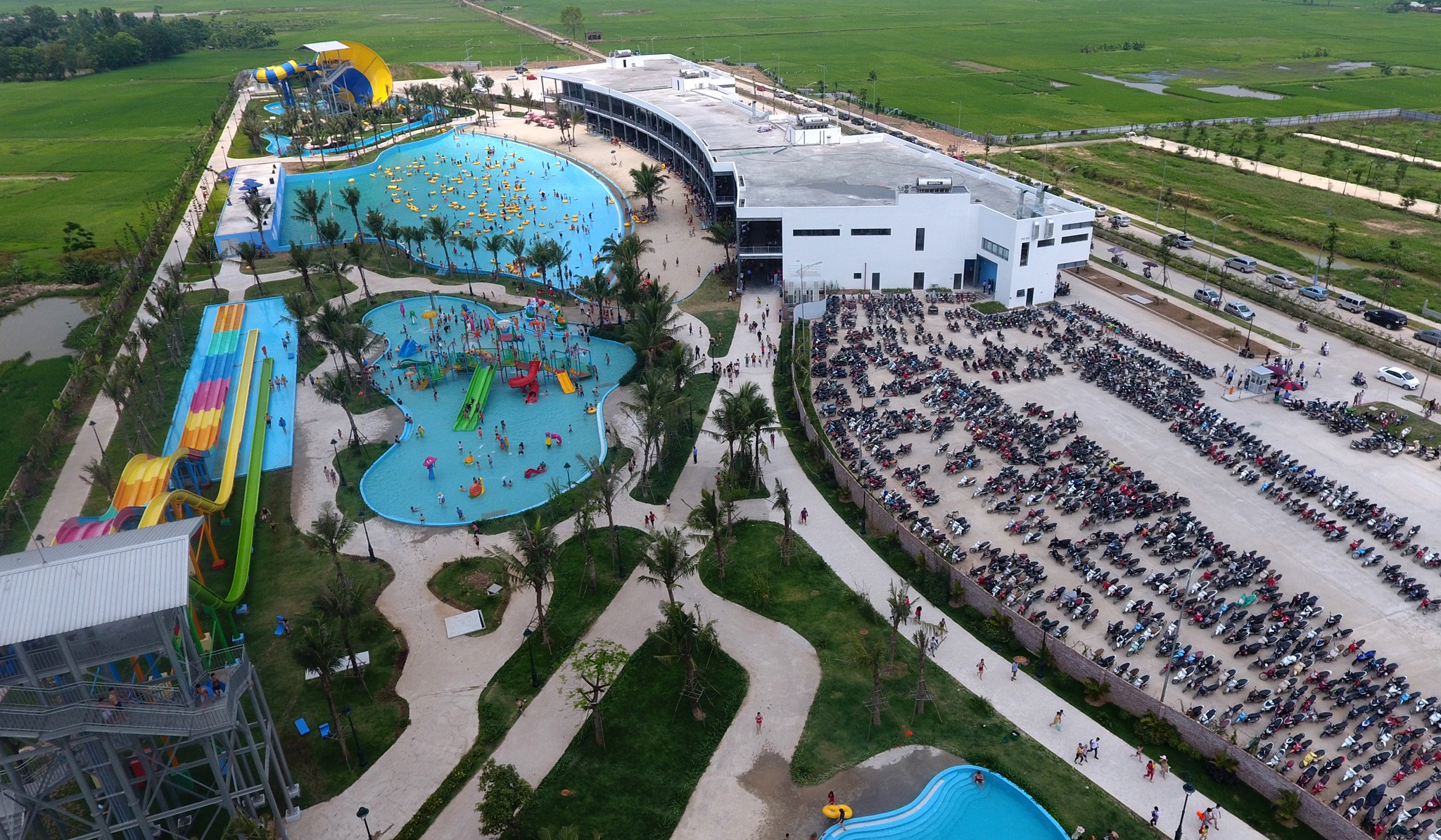 Bai bien nhan tao o Ha Noi dong nghet ngay nghi le hinh anh