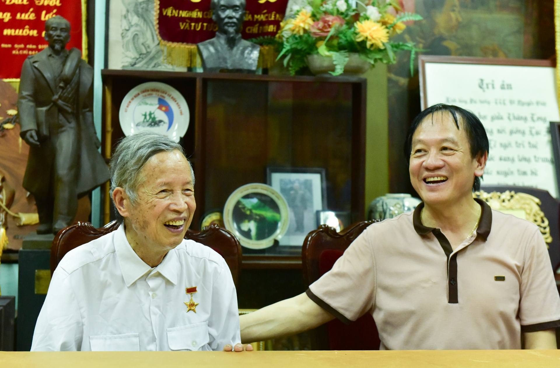 Anh hung La Van Cau ke ve ky niem voi Dai tuong Vo Nguyen Giap hinh anh