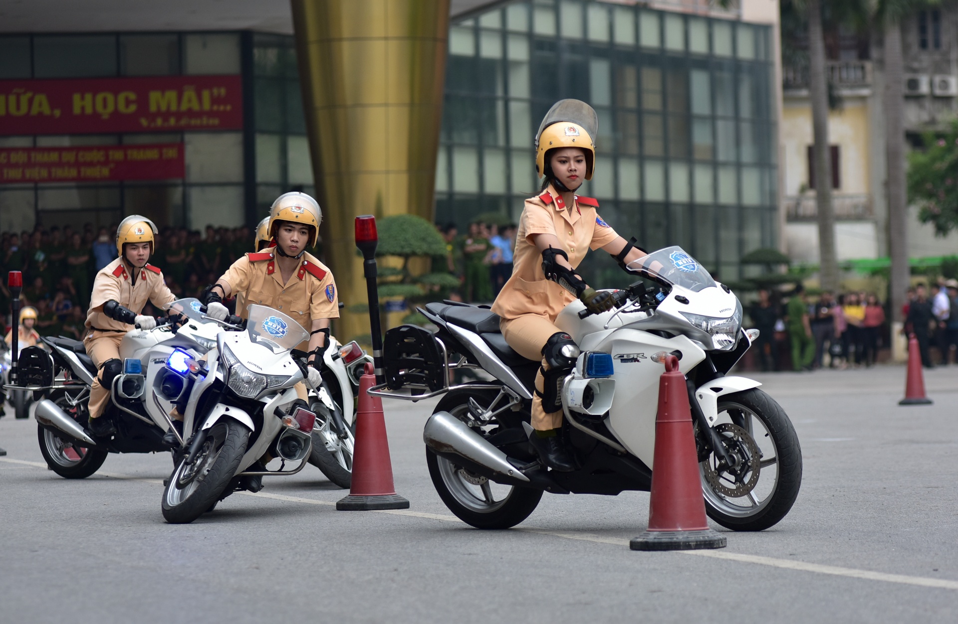 nu canh sat tuong lai lai xe phan khoi lon anh 10