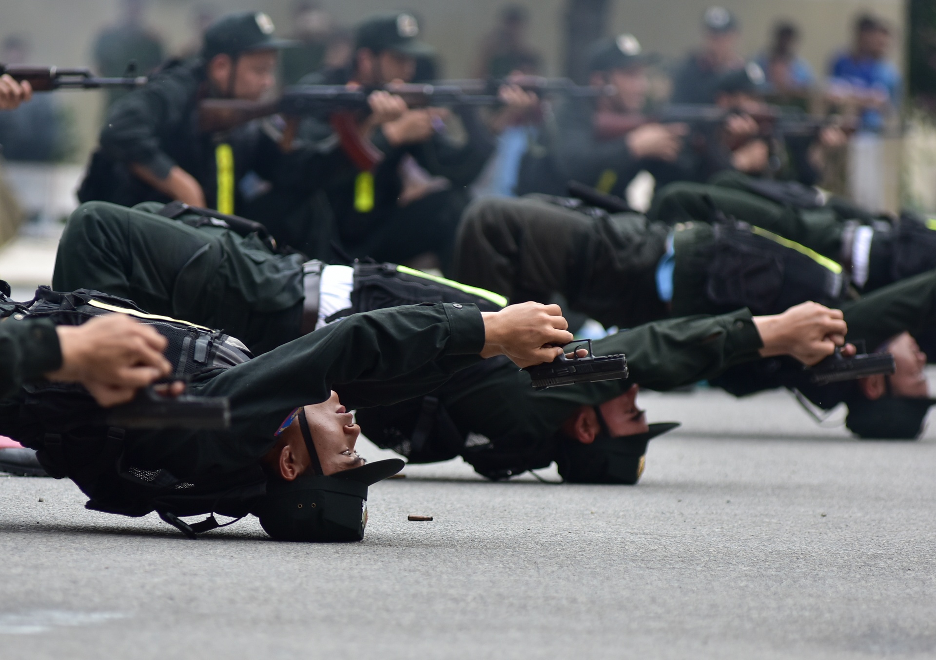 canh sat tuong lai bieu dien vo thuat anh 11