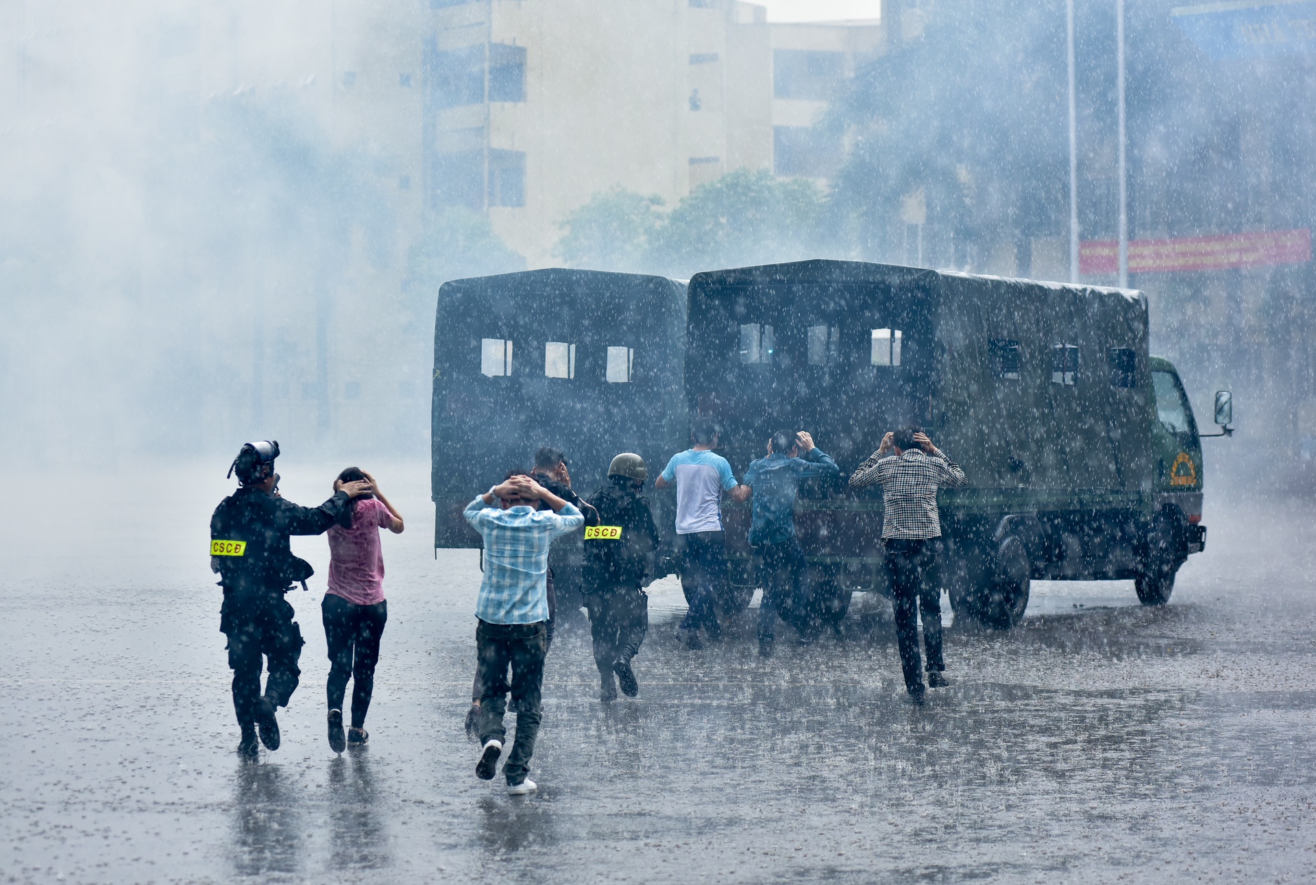 Dien tap giai cuu con tin trong mua anh 10