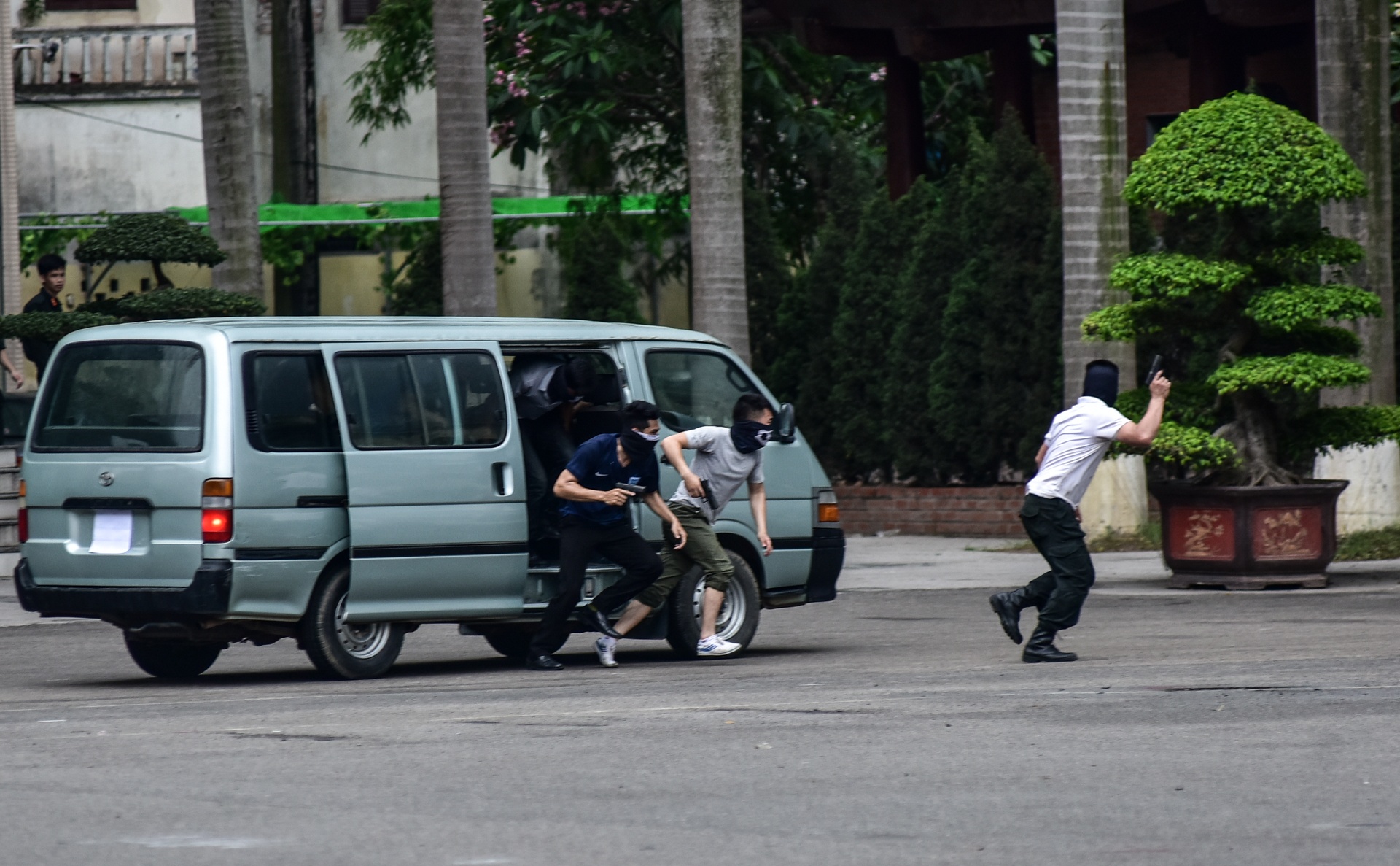 Dien tap giai cuu con tin trong mua anh 1