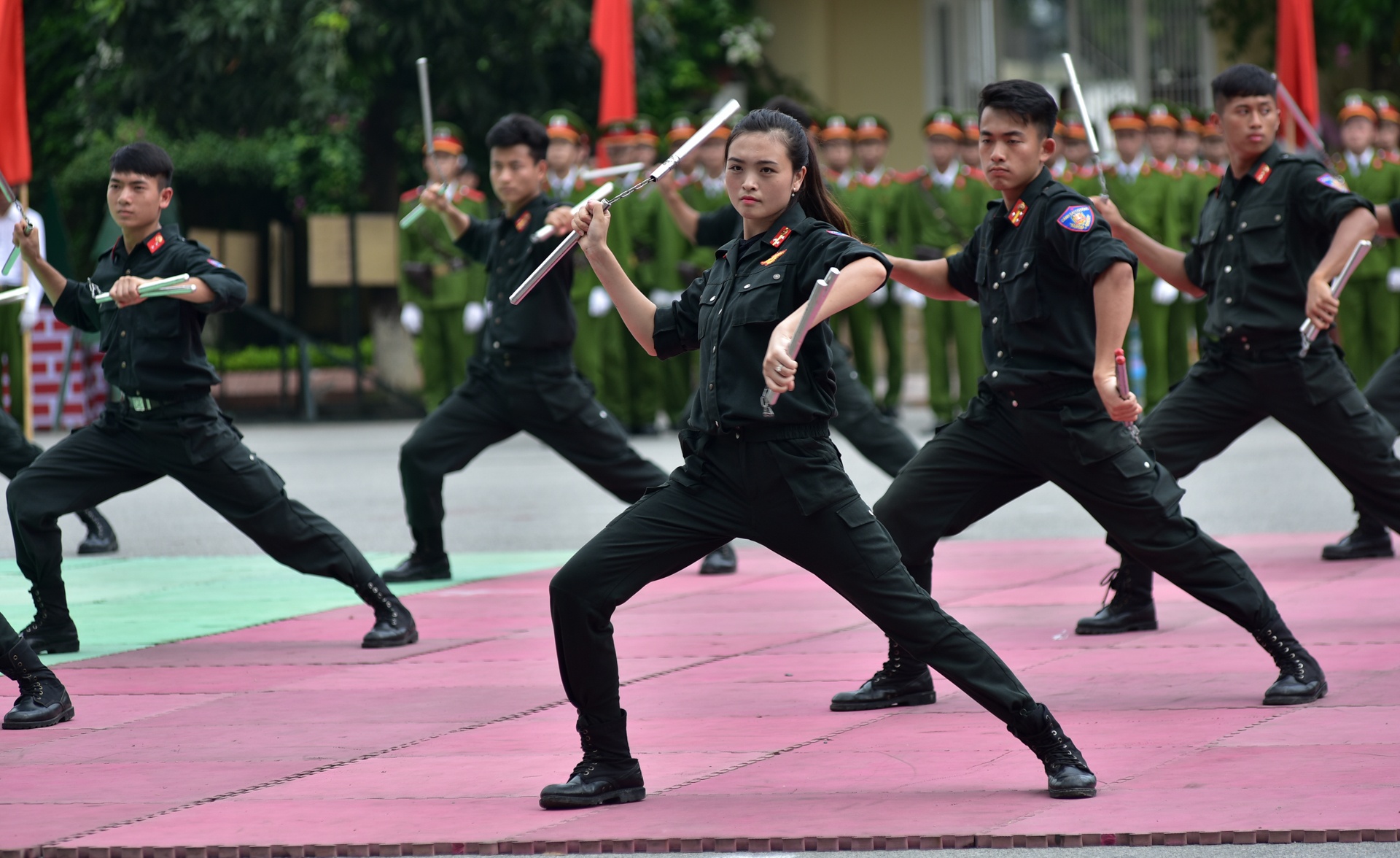 nu canh sat tuong lai lai xe phan khoi lon anh 2