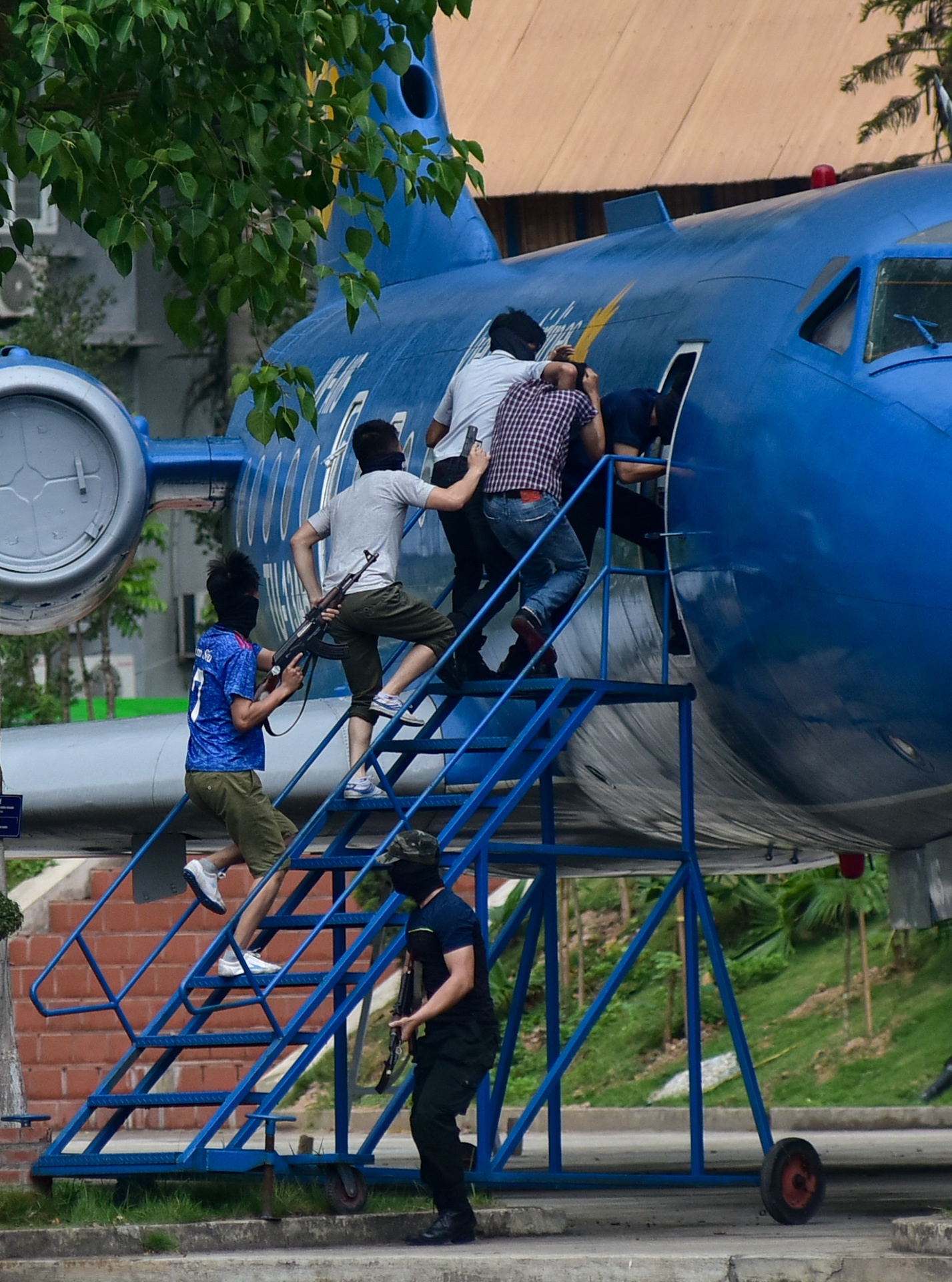 Dien tap giai cuu con tin trong mua anh 3