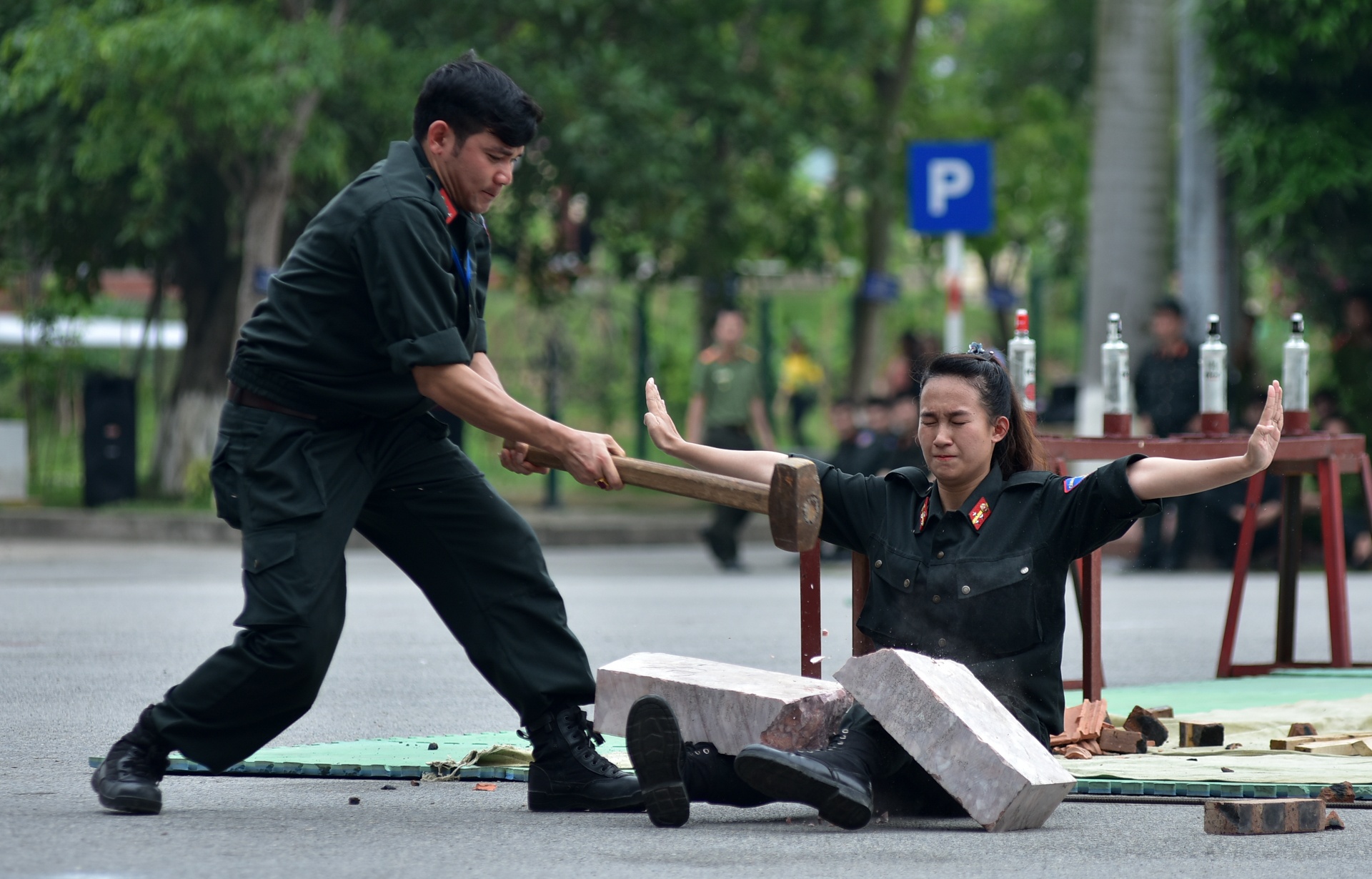 nu canh sat tuong lai lai xe phan khoi lon anh 5