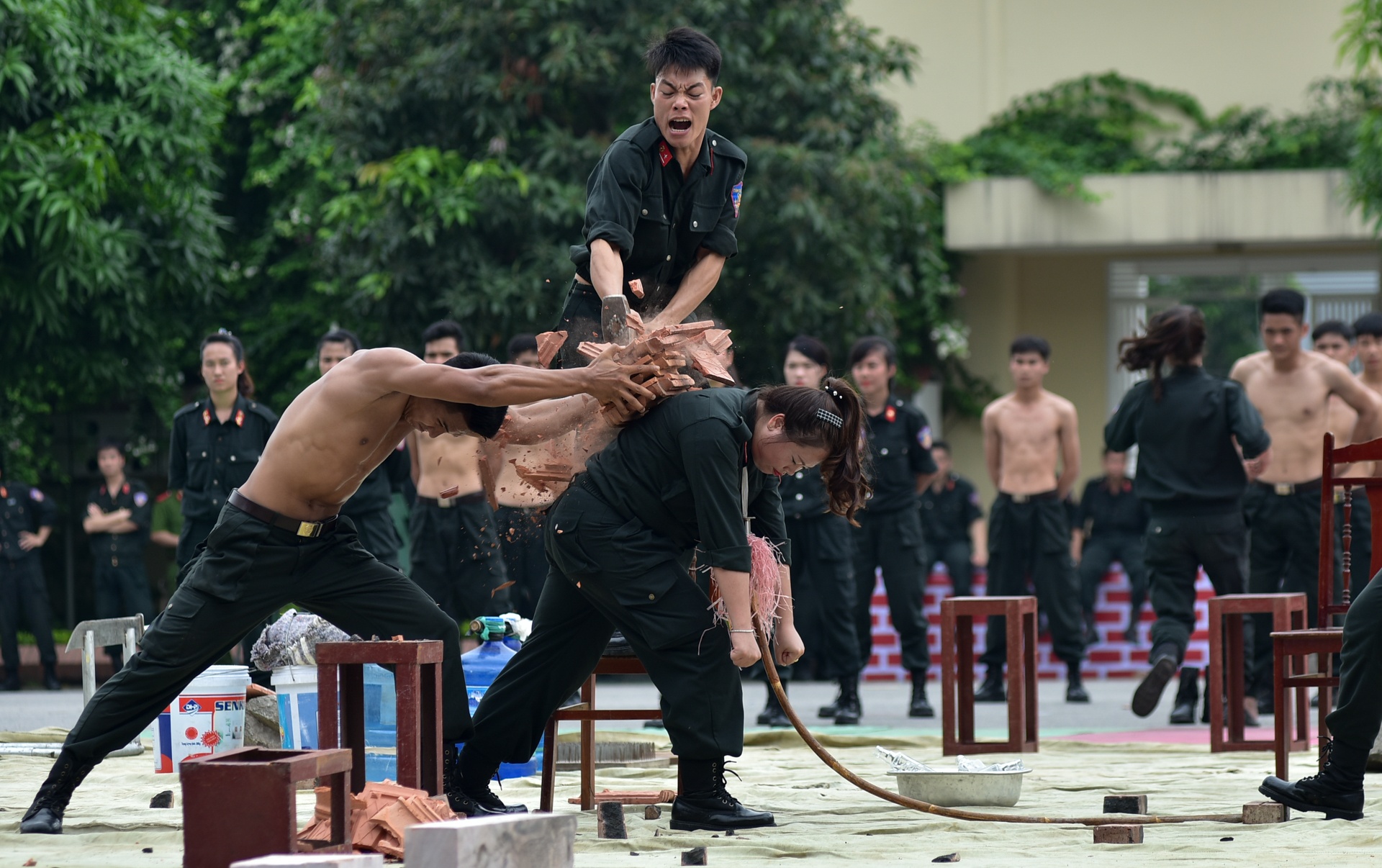 nu canh sat tuong lai lai xe phan khoi lon anh 6