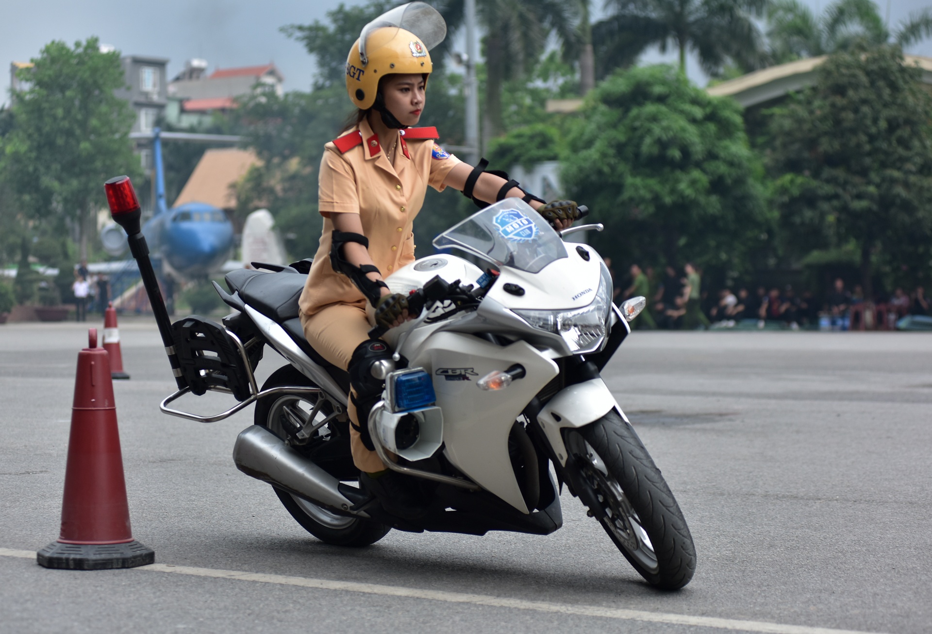 nu canh sat tuong lai lai xe phan khoi lon anh 8