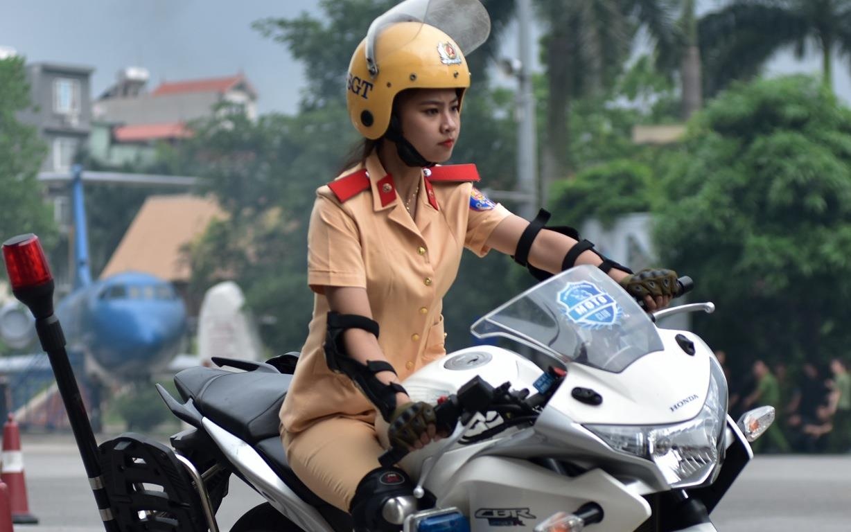 Nu canh sat tuong lai mua con, lai xe phan khoi lon hinh anh