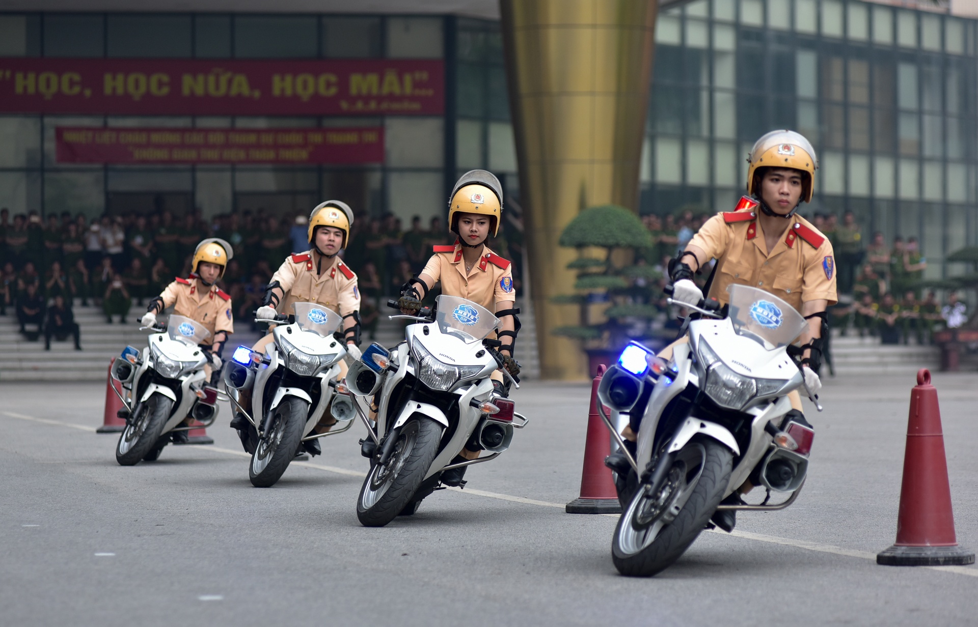 nu canh sat tuong lai lai xe phan khoi lon anh 9