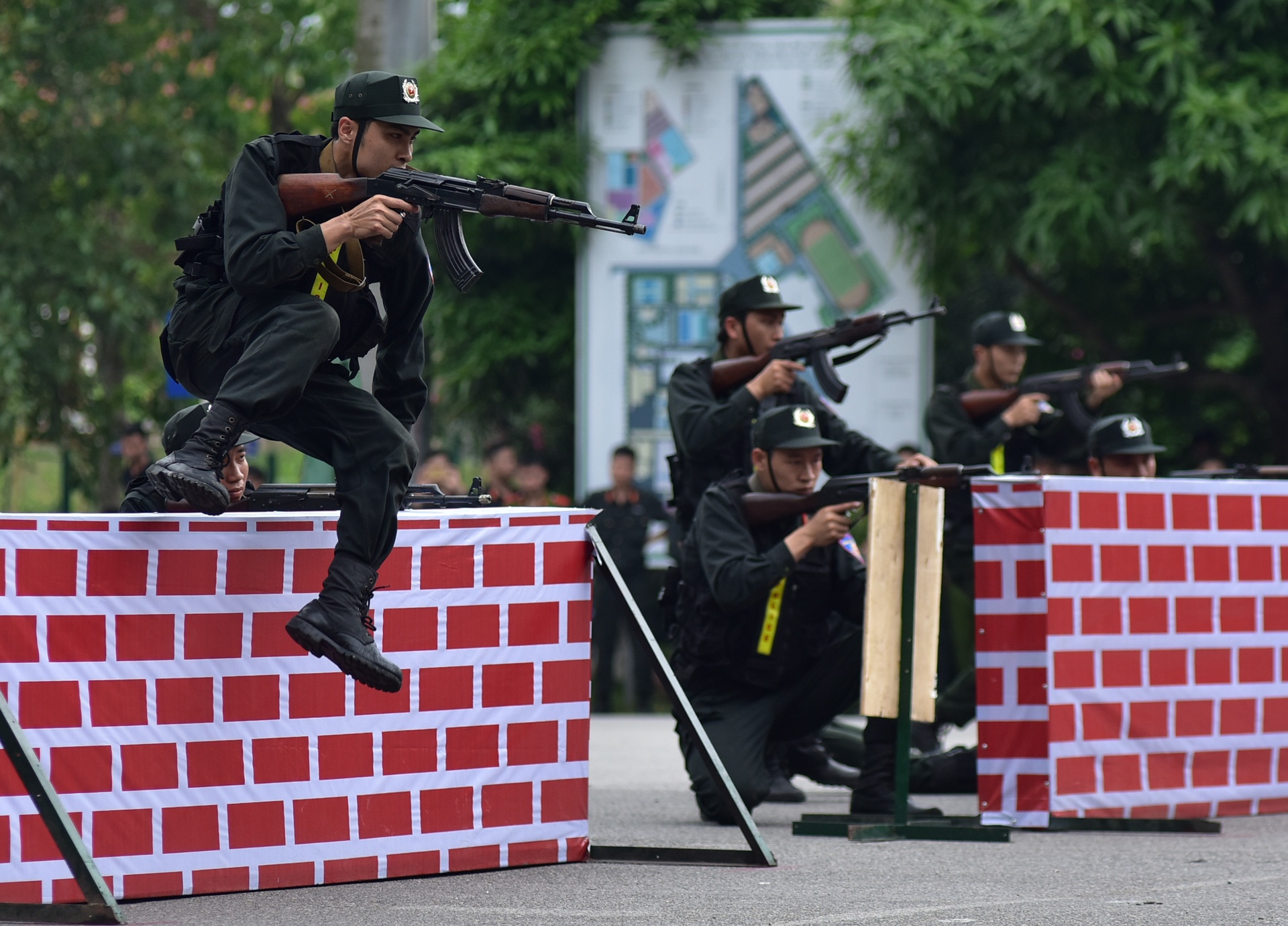 Man trinh dien tan cong toi pham nhu phim hanh dong cua sinh vien canh sat hinh anh