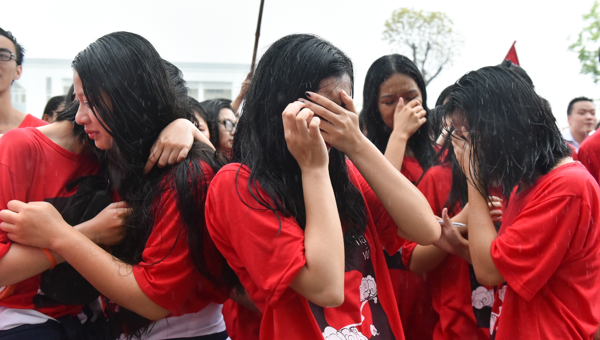 hoc sinh chuyen nguyen hue om nhau khoc anh 9