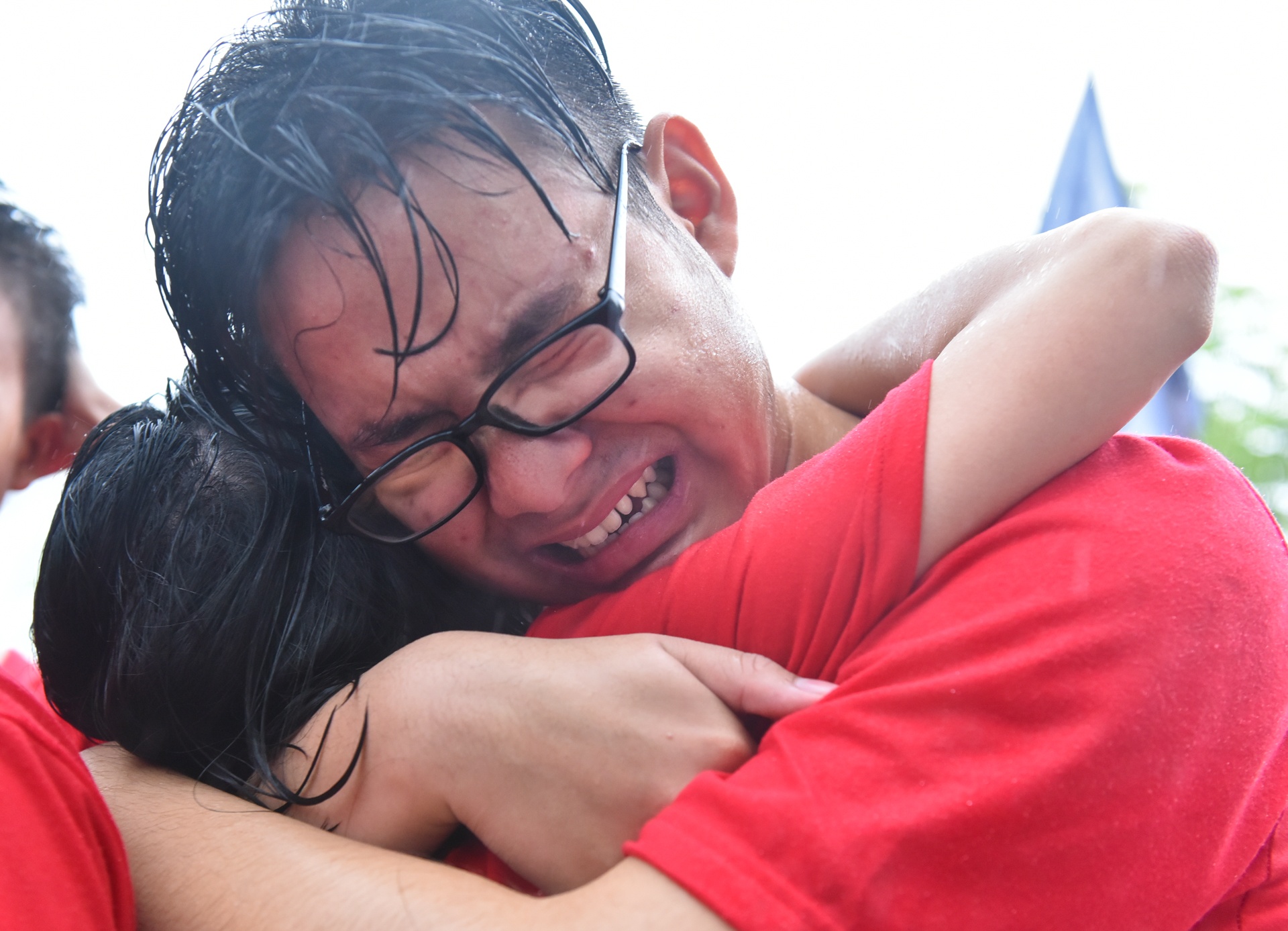 hoc sinh chuyen nguyen hue om nhau khoc anh 11