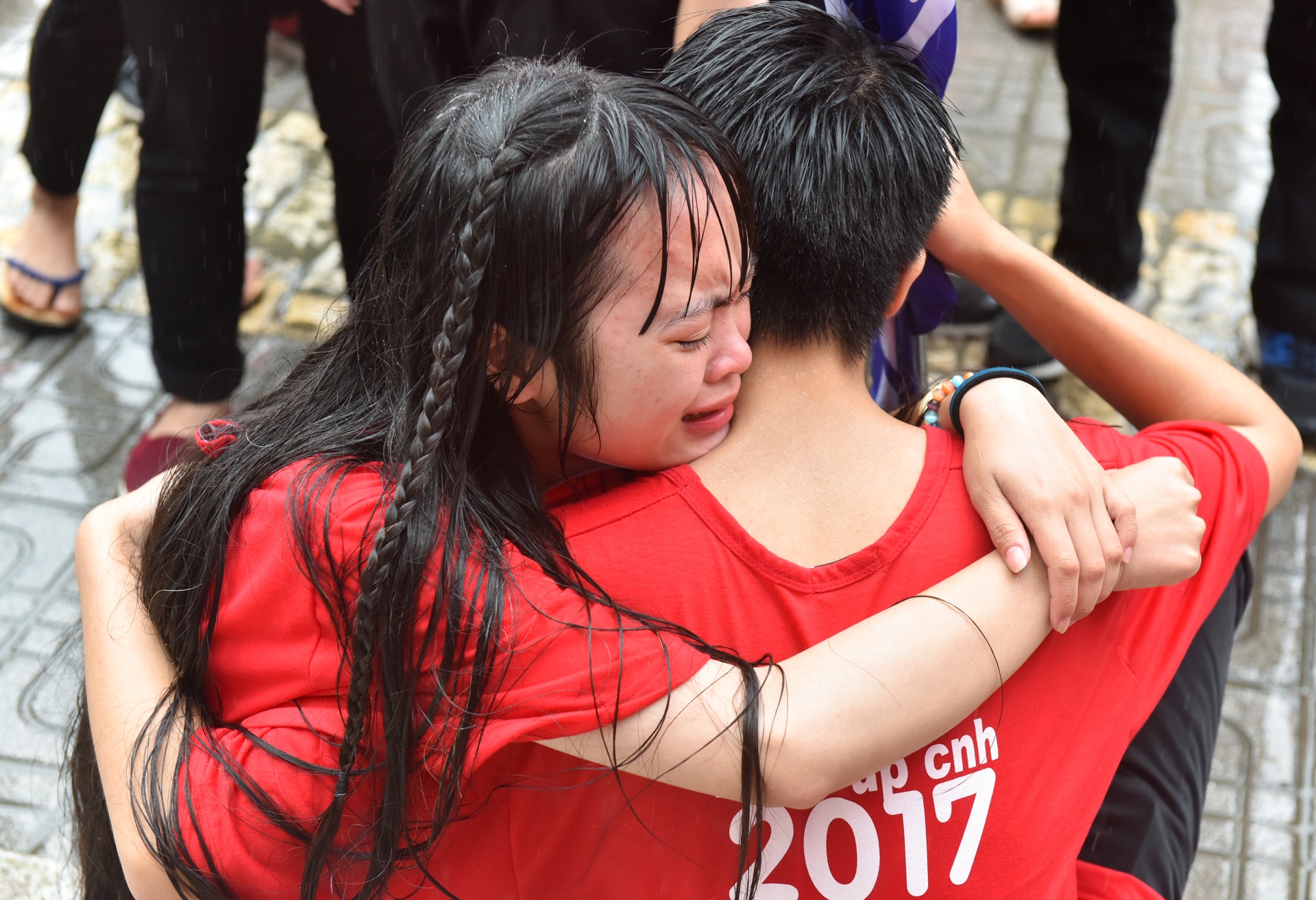 hoc sinh chuyen nguyen hue om nhau khoc anh 12