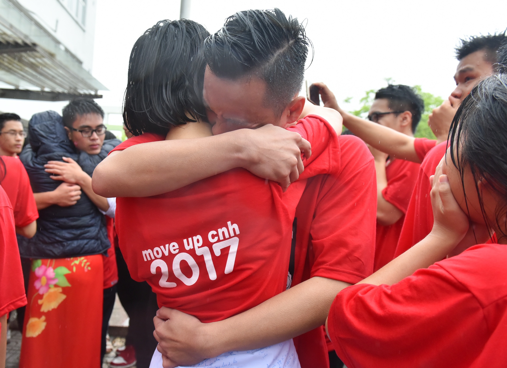 hoc sinh chuyen nguyen hue om nhau khoc anh 13