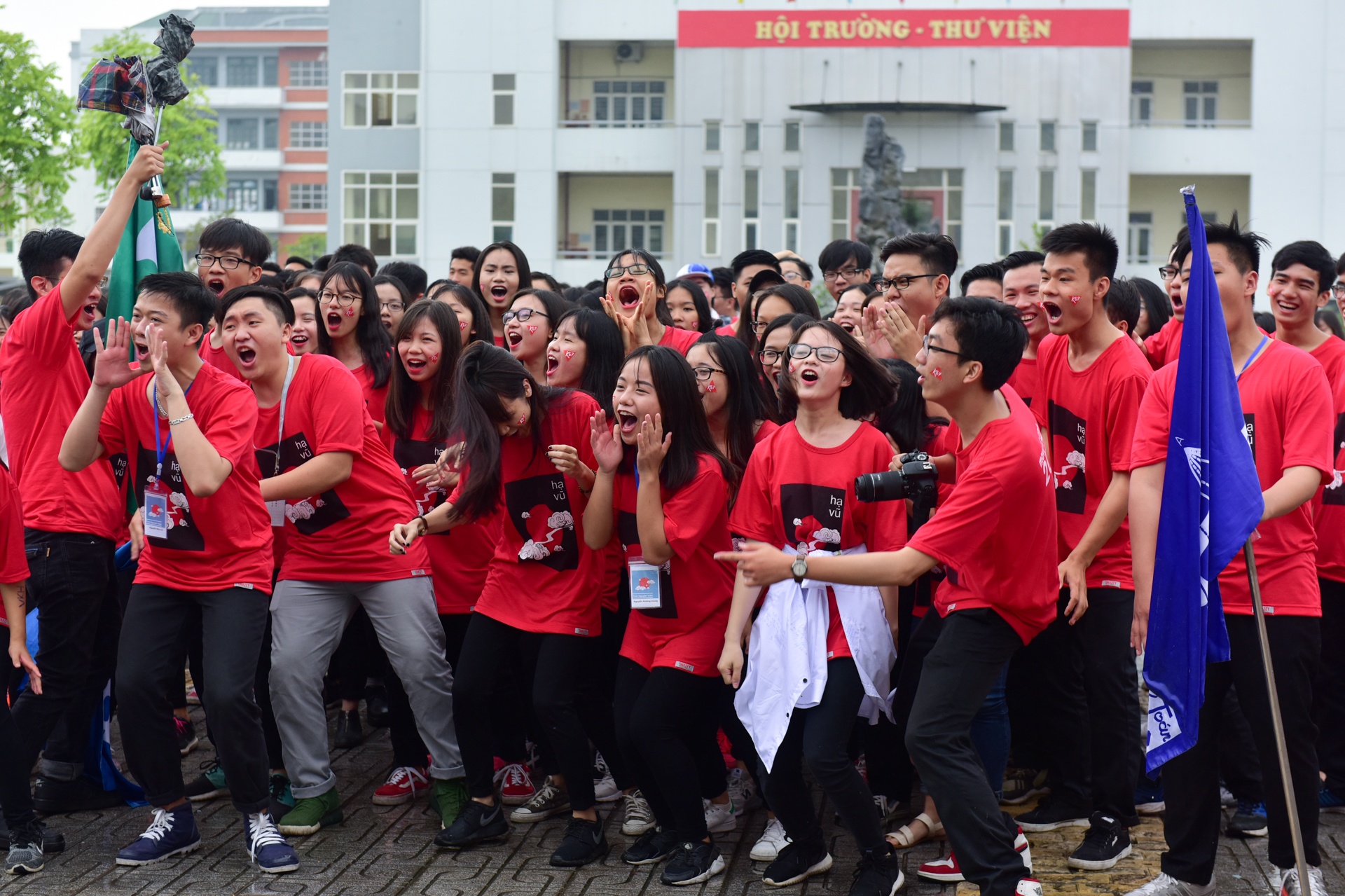 hoc sinh chuyen nguyen hue om nhau khoc anh 1