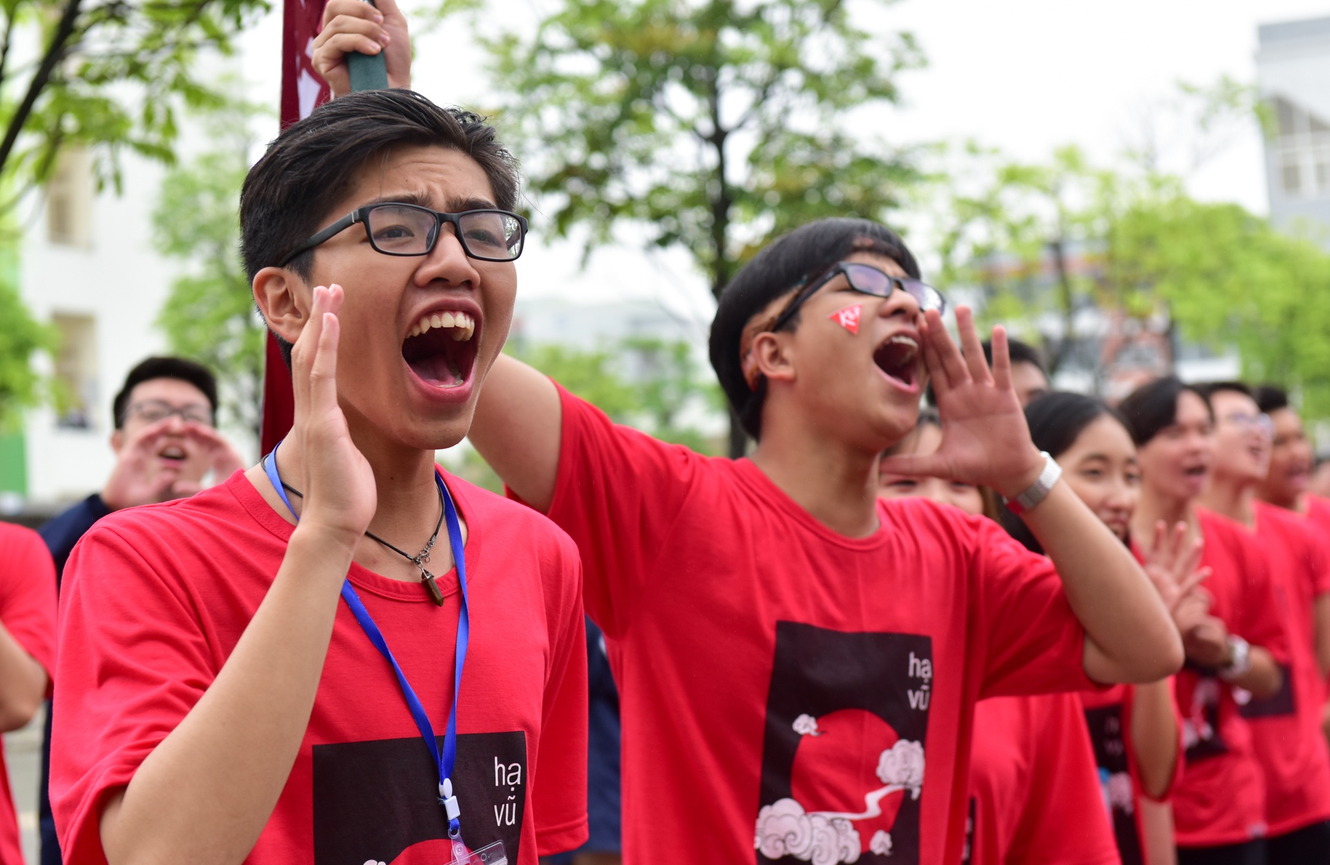 hoc sinh chuyen nguyen hue om nhau khoc anh 2