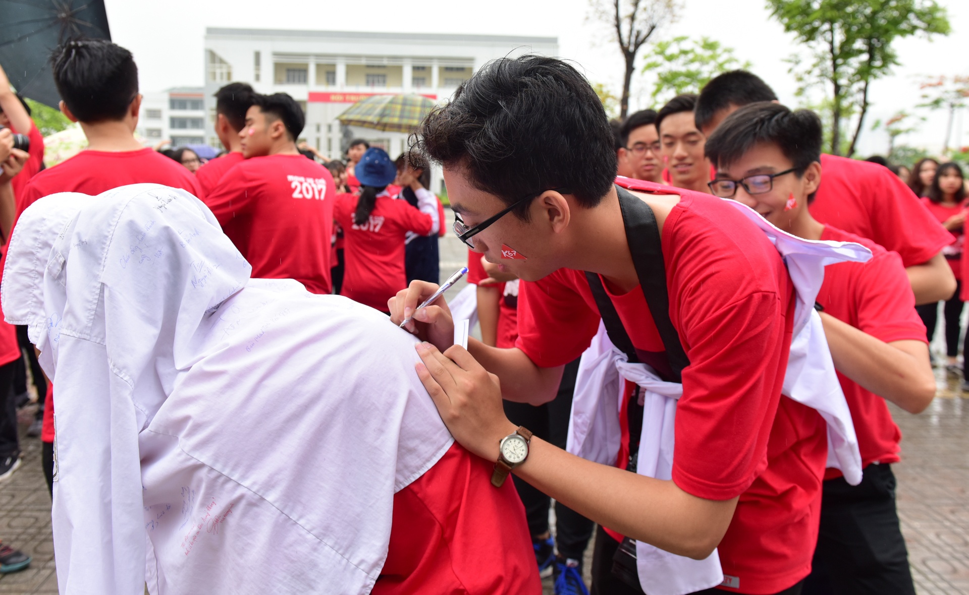 hoc sinh chuyen nguyen hue om nhau khoc anh 3