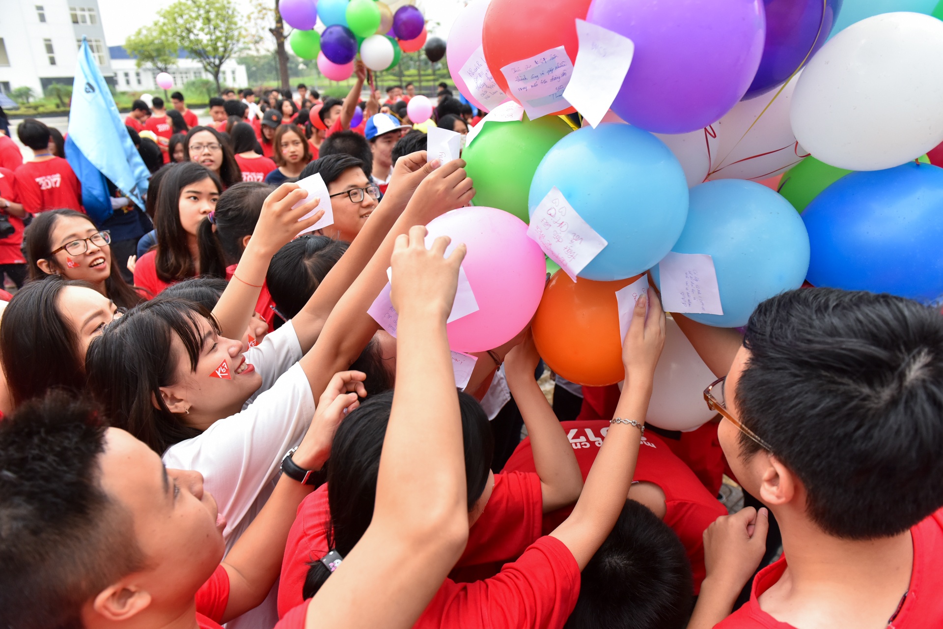 hoc sinh chuyen nguyen hue om nhau khoc anh 5