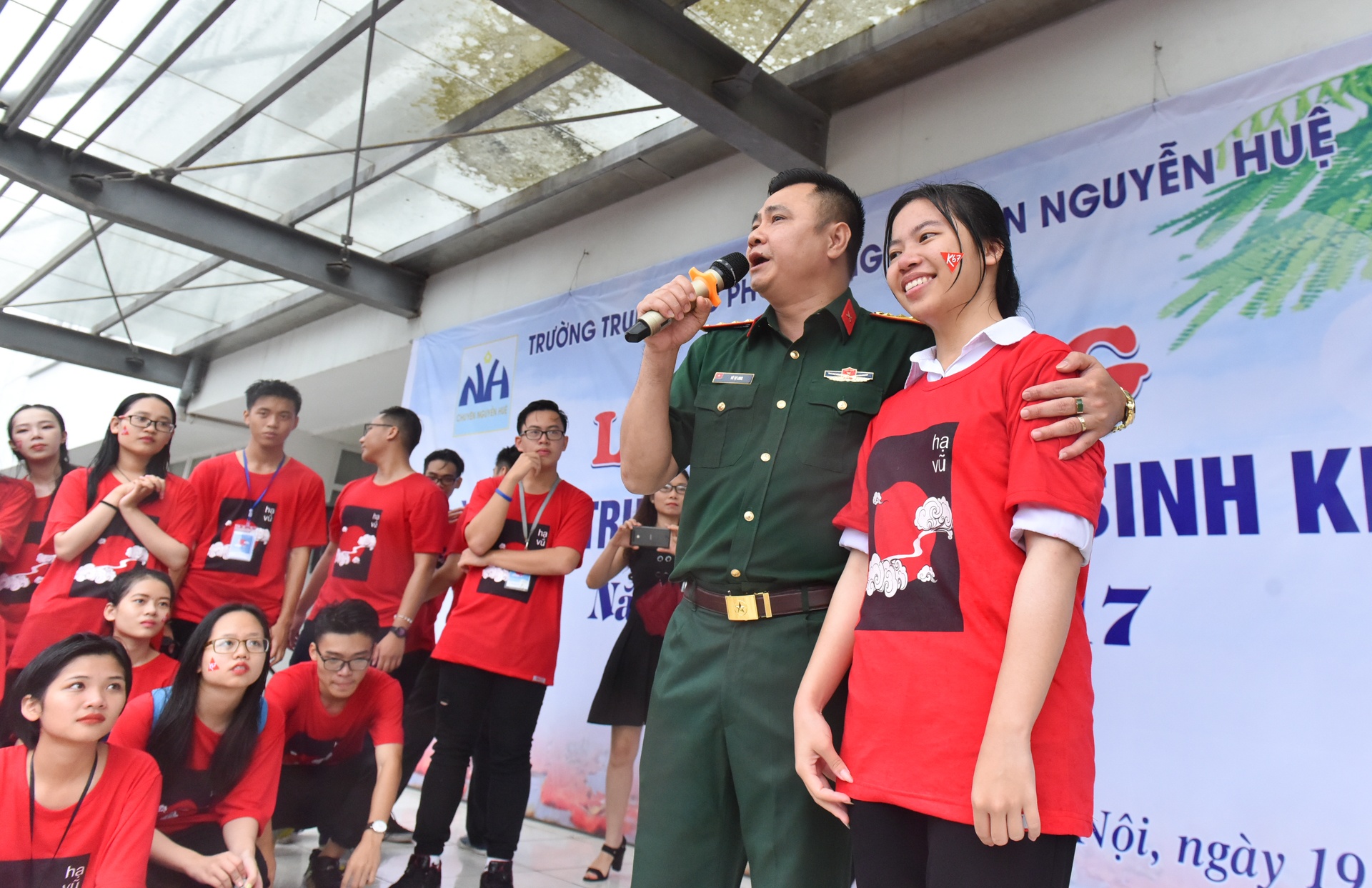 hoc sinh chuyen nguyen hue om nhau khoc anh 6