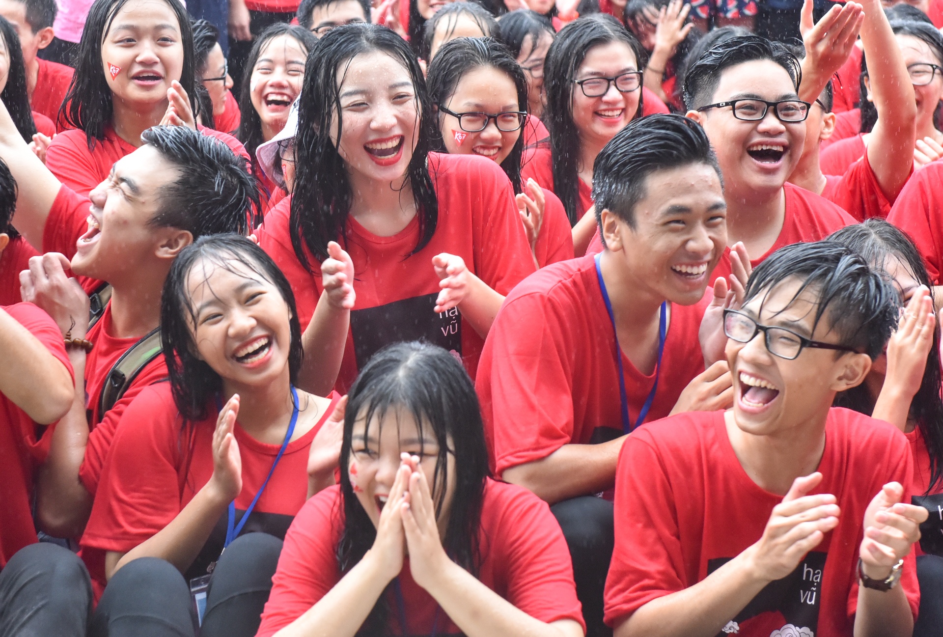 hoc sinh chuyen nguyen hue om nhau khoc anh 7